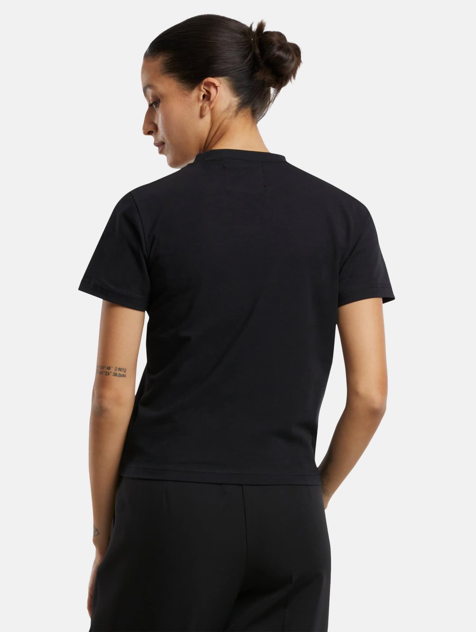 PEQUS Fitted Outlined Mythic Logo T-Shirt – Bild 2