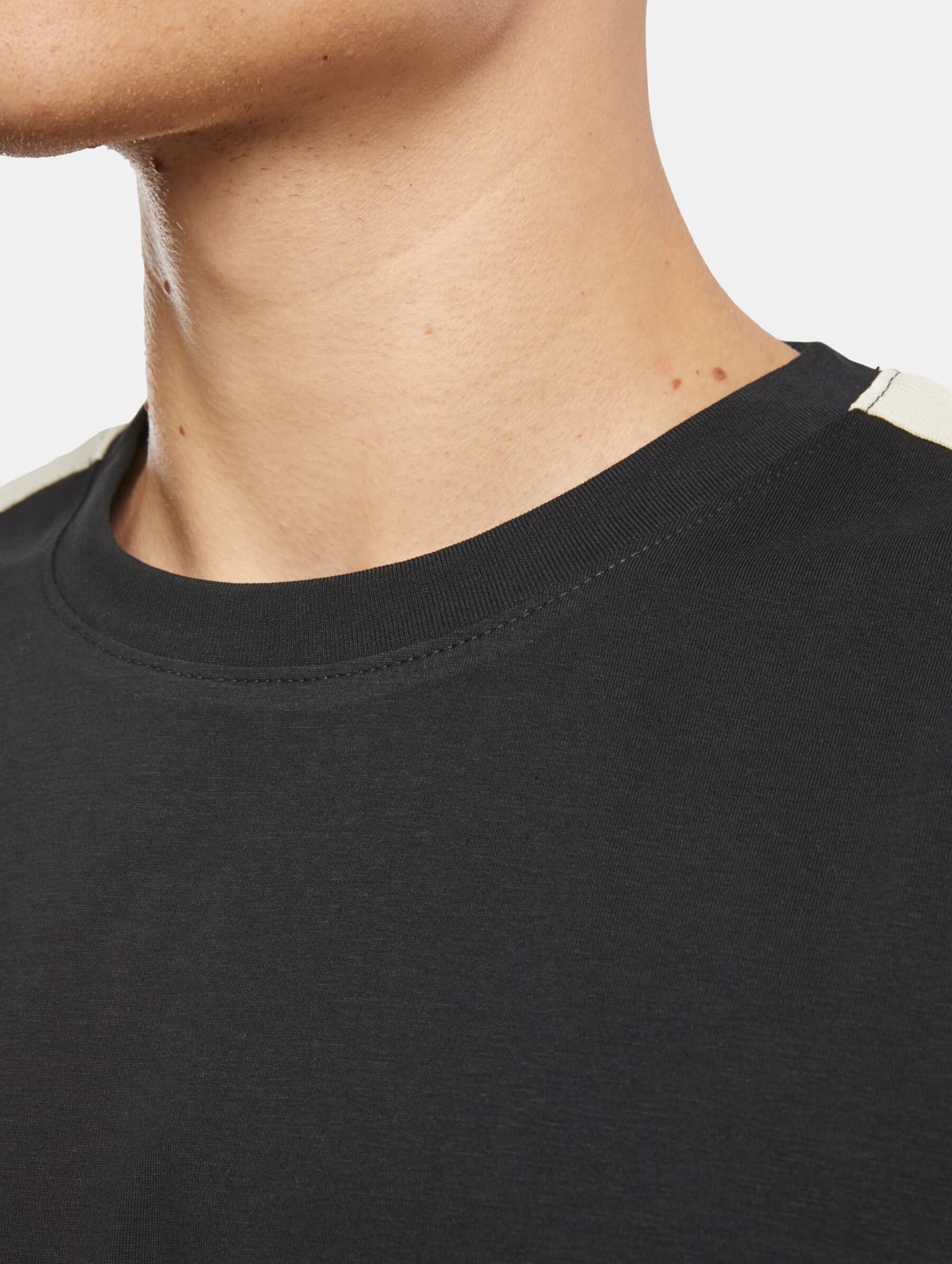 Urban Classics Tennis Core Tee – Bild 4