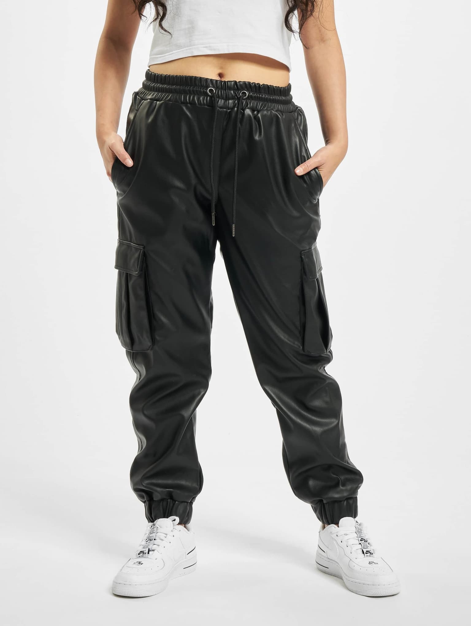 Urban Classics Ladies Faux Leather Cargo Pants – Bild 3