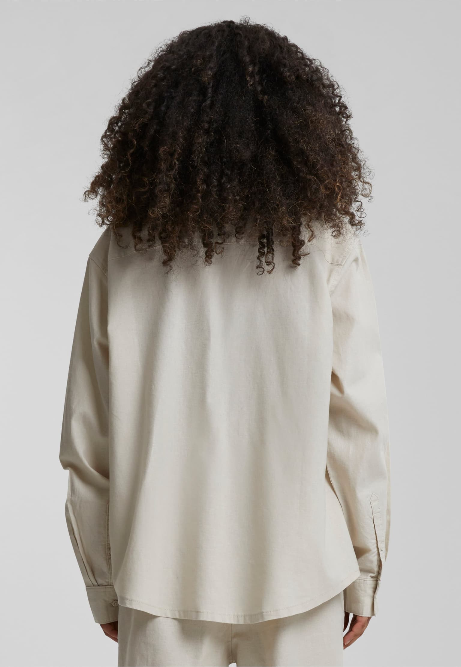 Urban Classics Ladies Linen Mixed Oversized Shirt – Bild 2