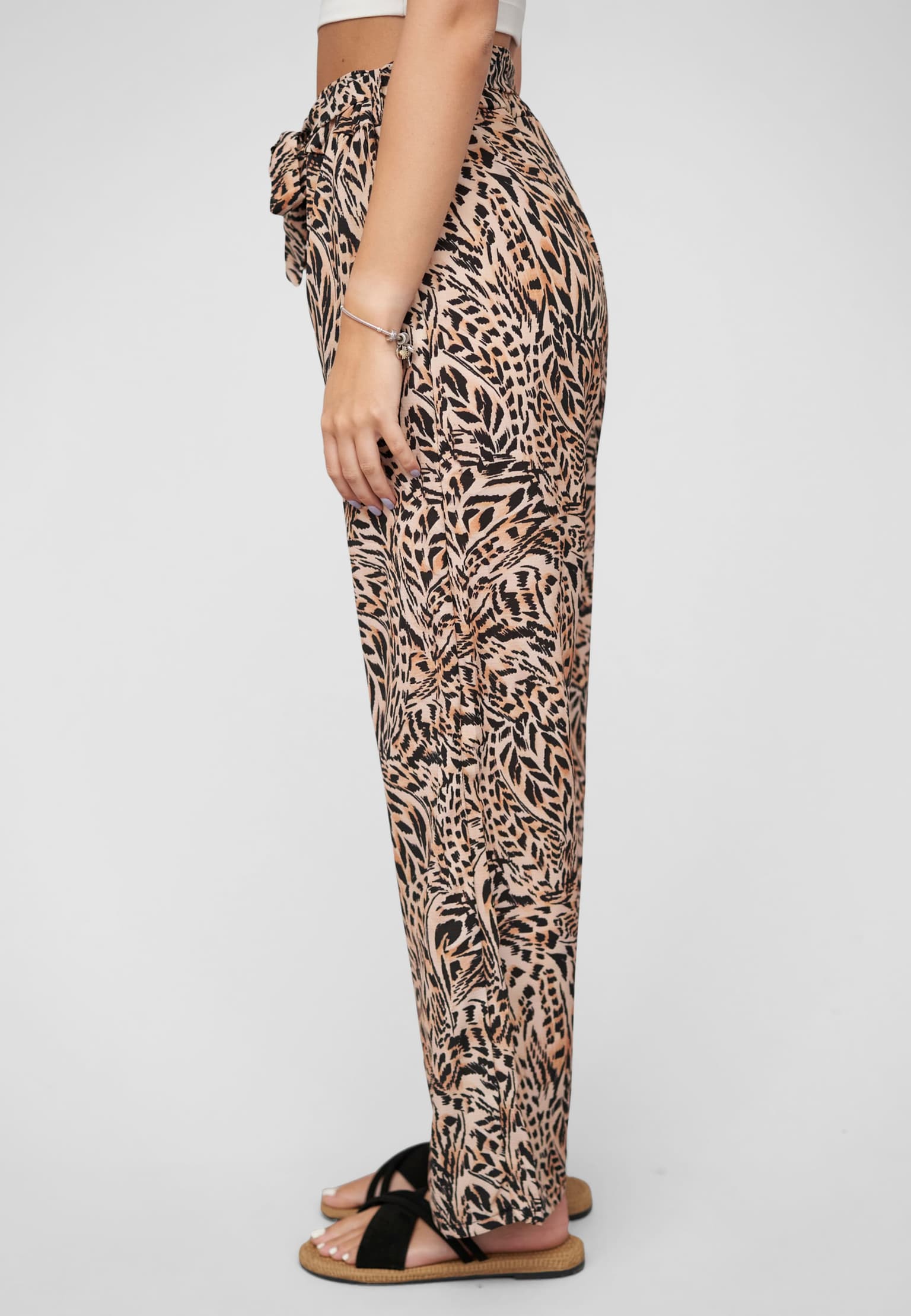 Cloud5ive Summer Pants with tie belt and aop leo print – Bild 3
