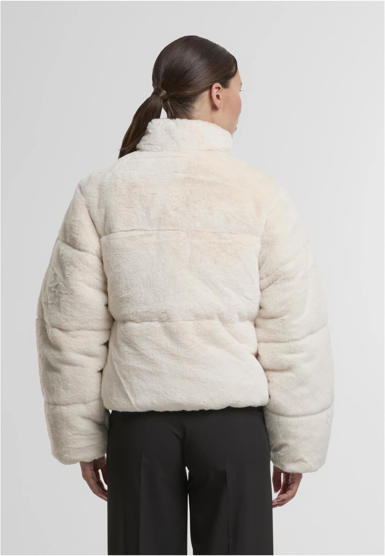 Urban Classics Ladies Short Faux Fur Puffer Jacket – Bild 2