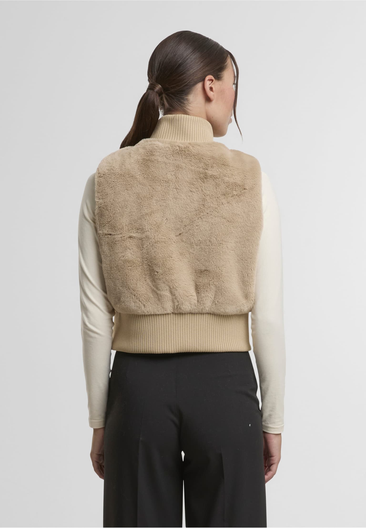 Urban Classics Ladies Cropped Faux Fur Vest – Bild 2