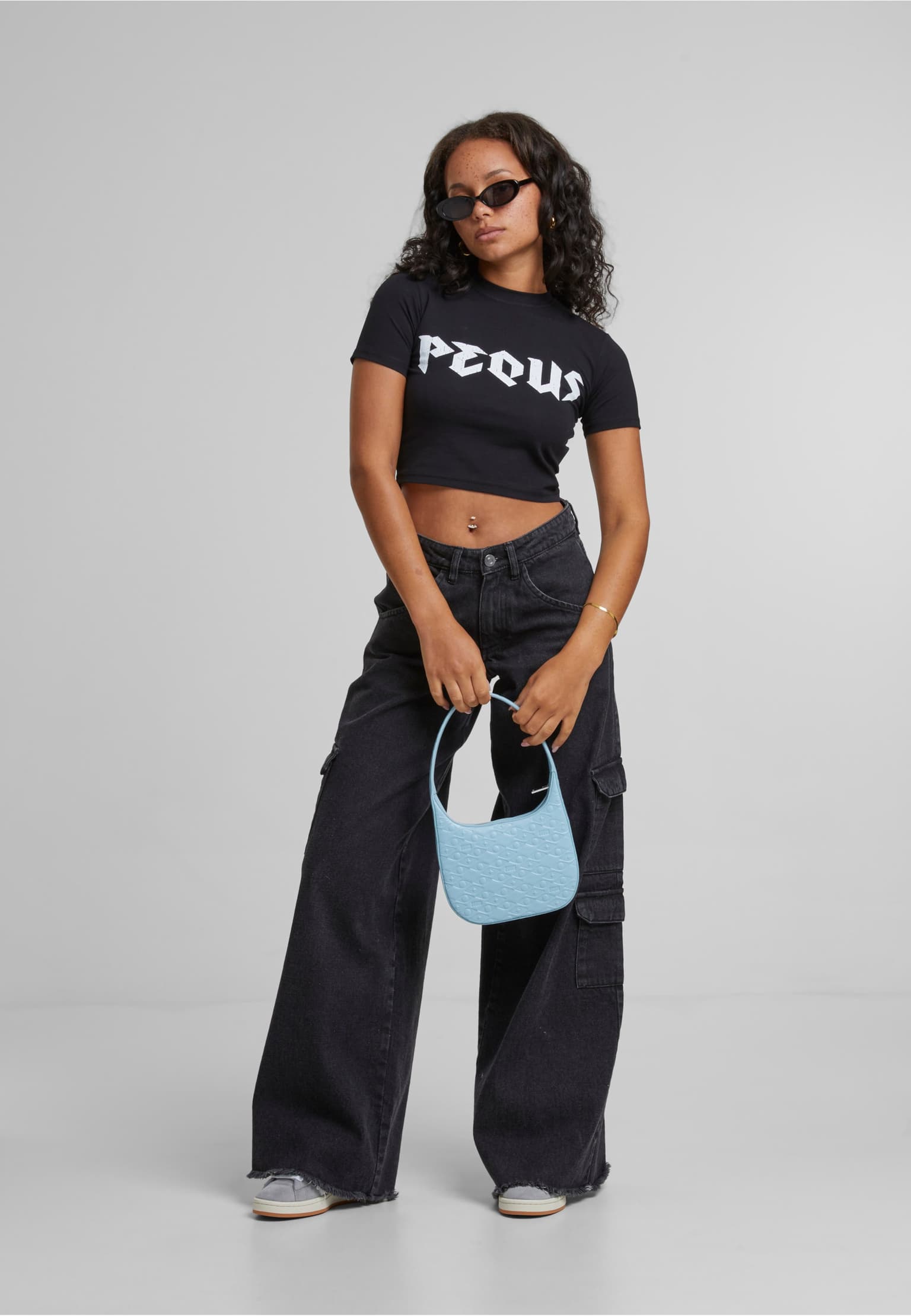 PEQUS Band Logo Crop Top – Bild 3