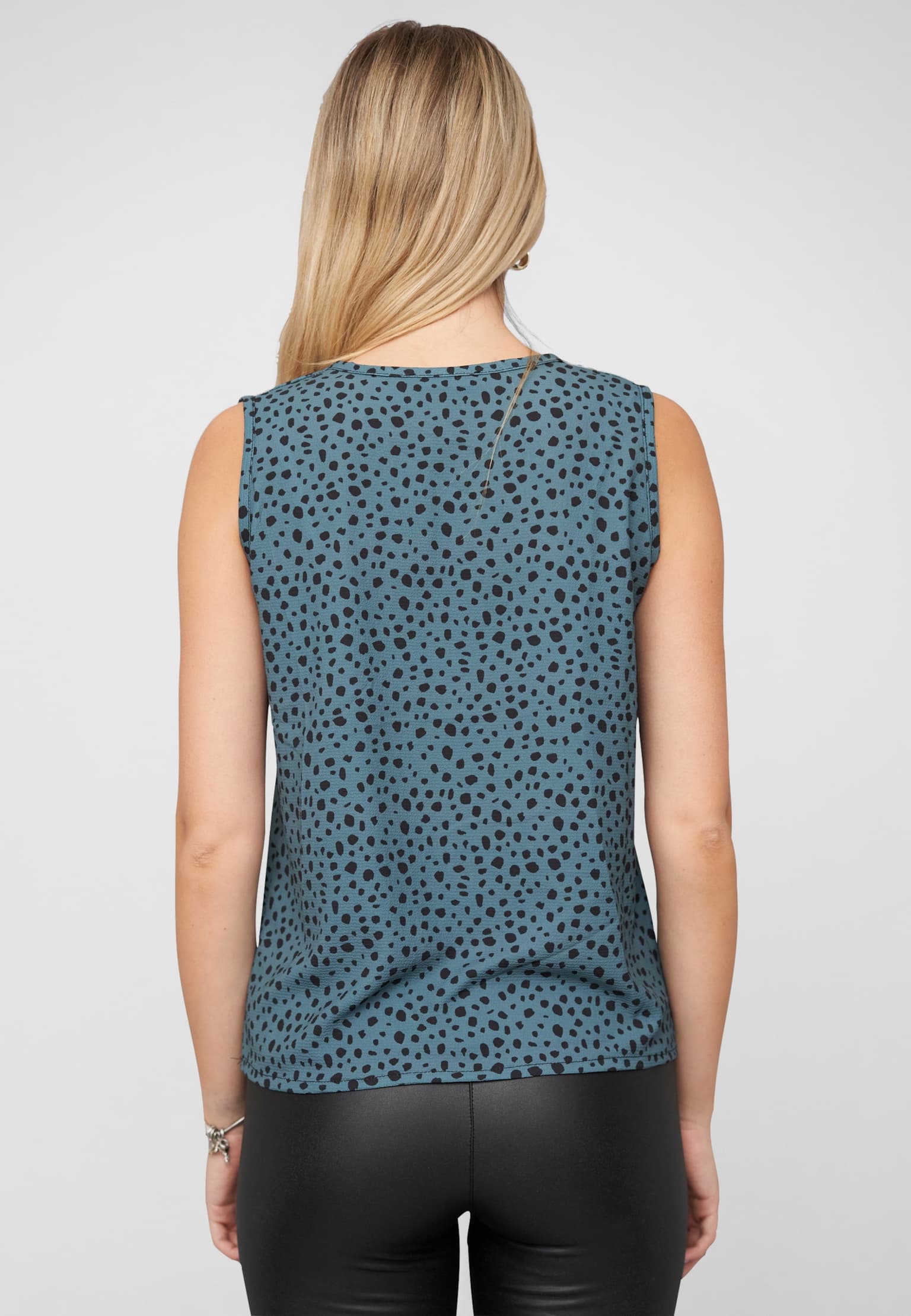 Cloud5ive V-Neck Top with aop animal print – Bild 2