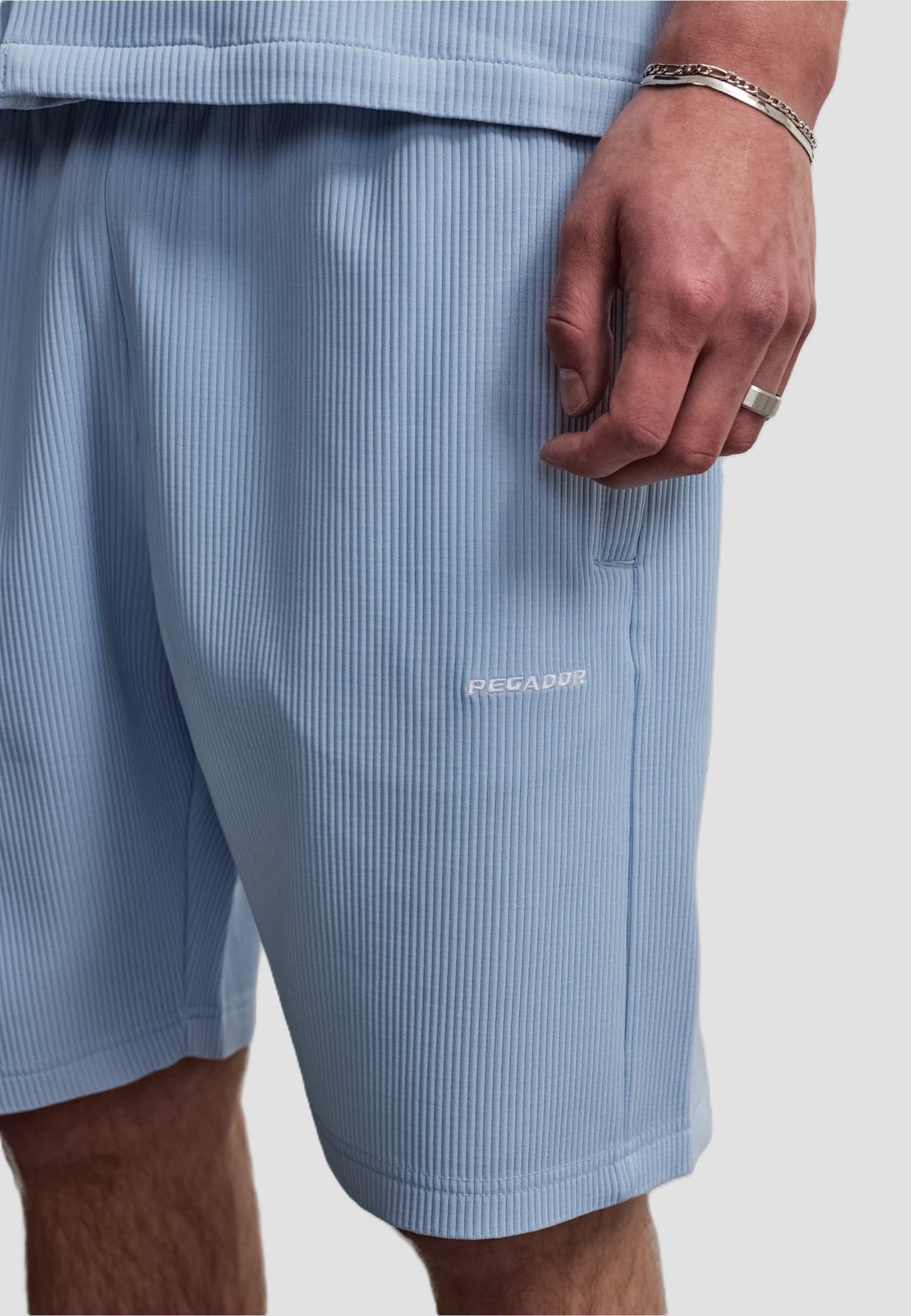 PEGADOR Troy Plissee Short – Bild 3