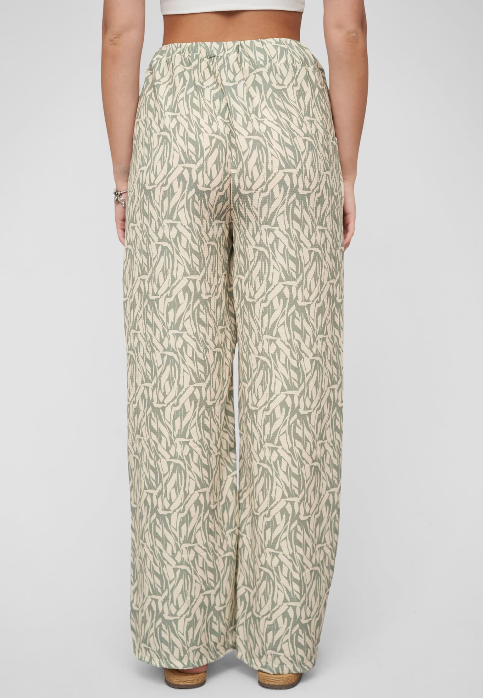 Cloud5ive Summer Pants with aop leaf print – Bild 2