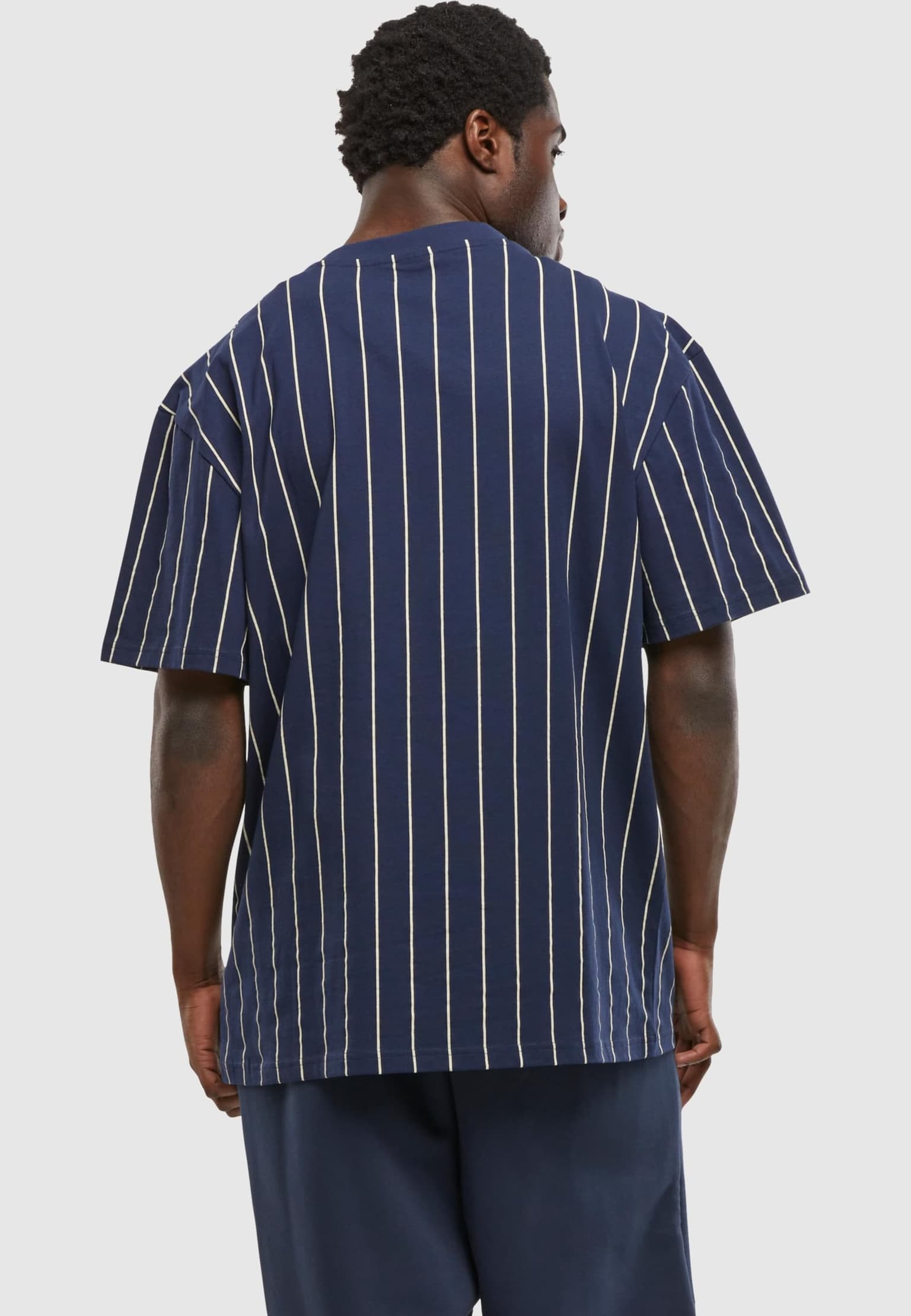 Karl Kani Cursive Varsity Pinstripe T-Shirt – Bild 2