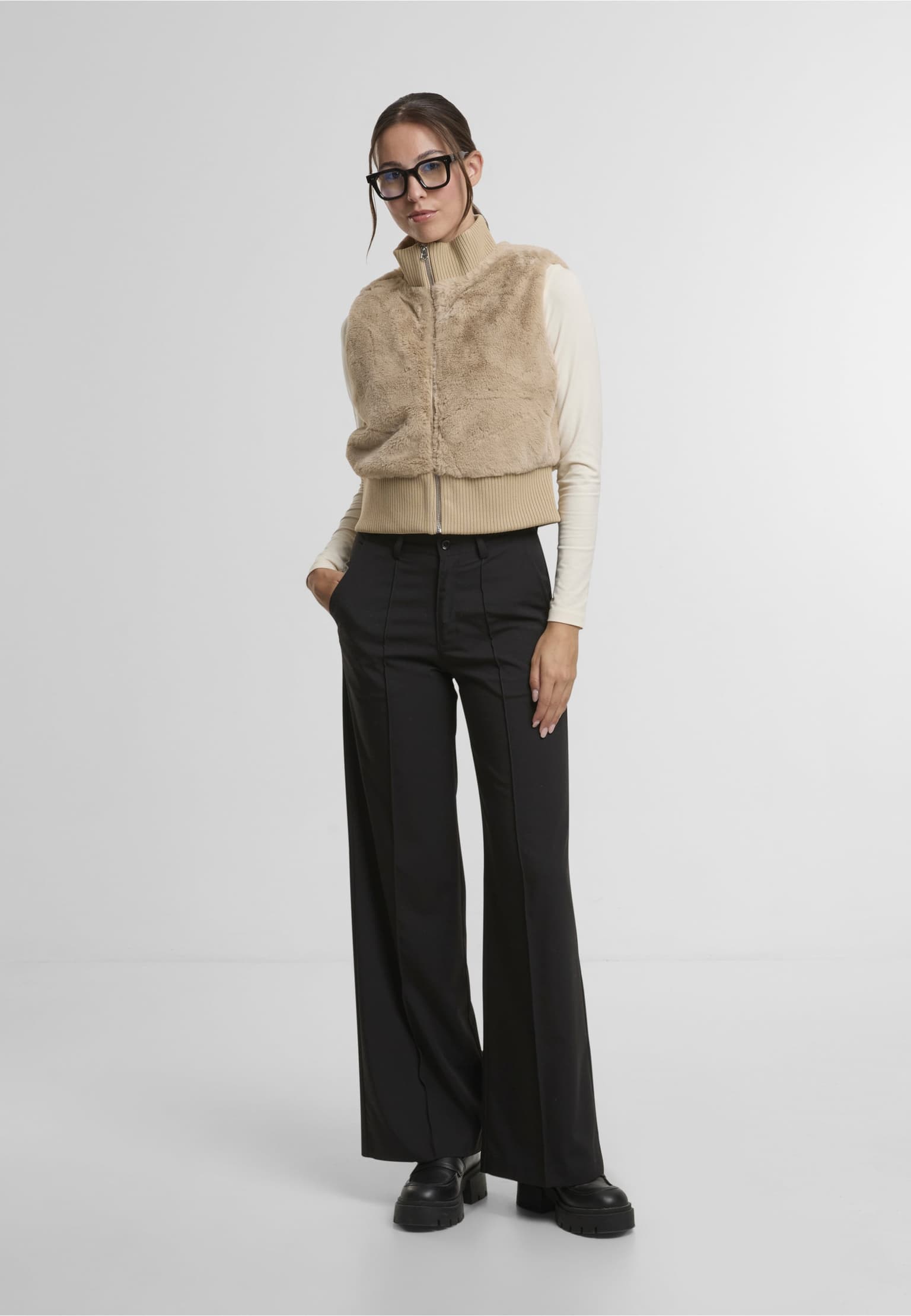 Urban Classics Ladies Cropped Faux Fur Vest – Bild 3