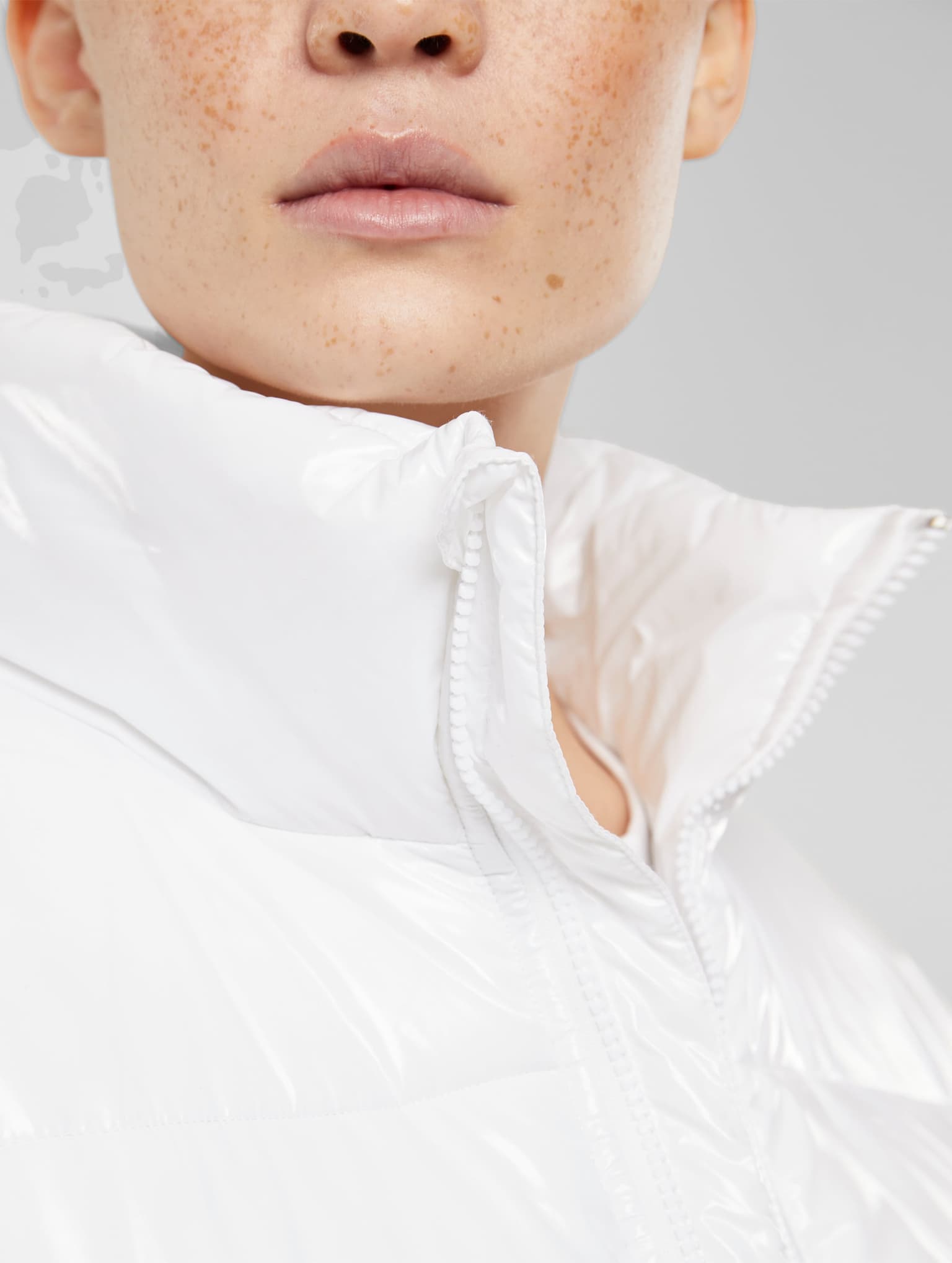 Urban Classics Ladies Essentials Short Shiny Puffer Jacket – Bild 4