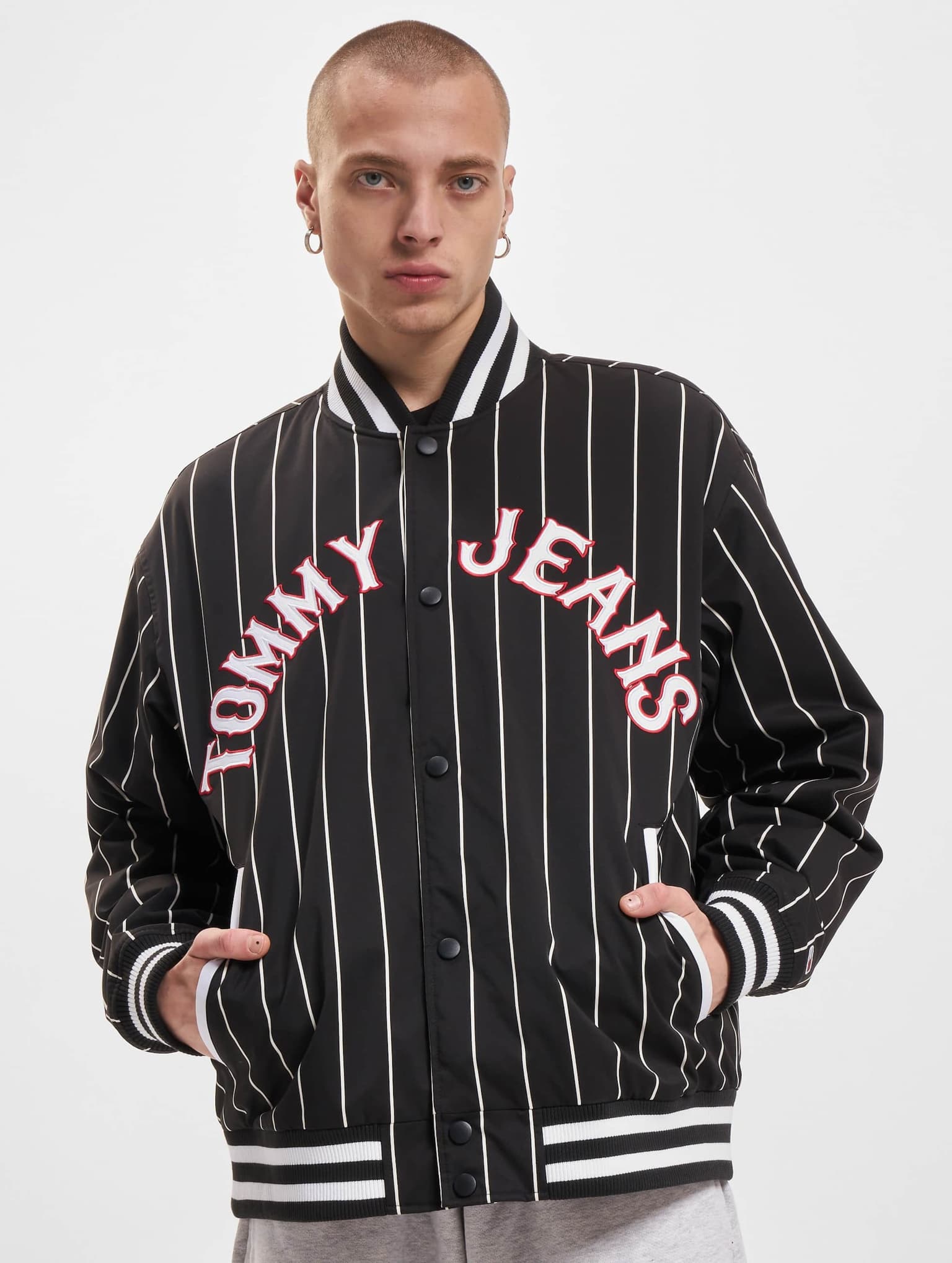 Tommy Jeans Rlx Pinstripe Bomberjacke – Bild 3