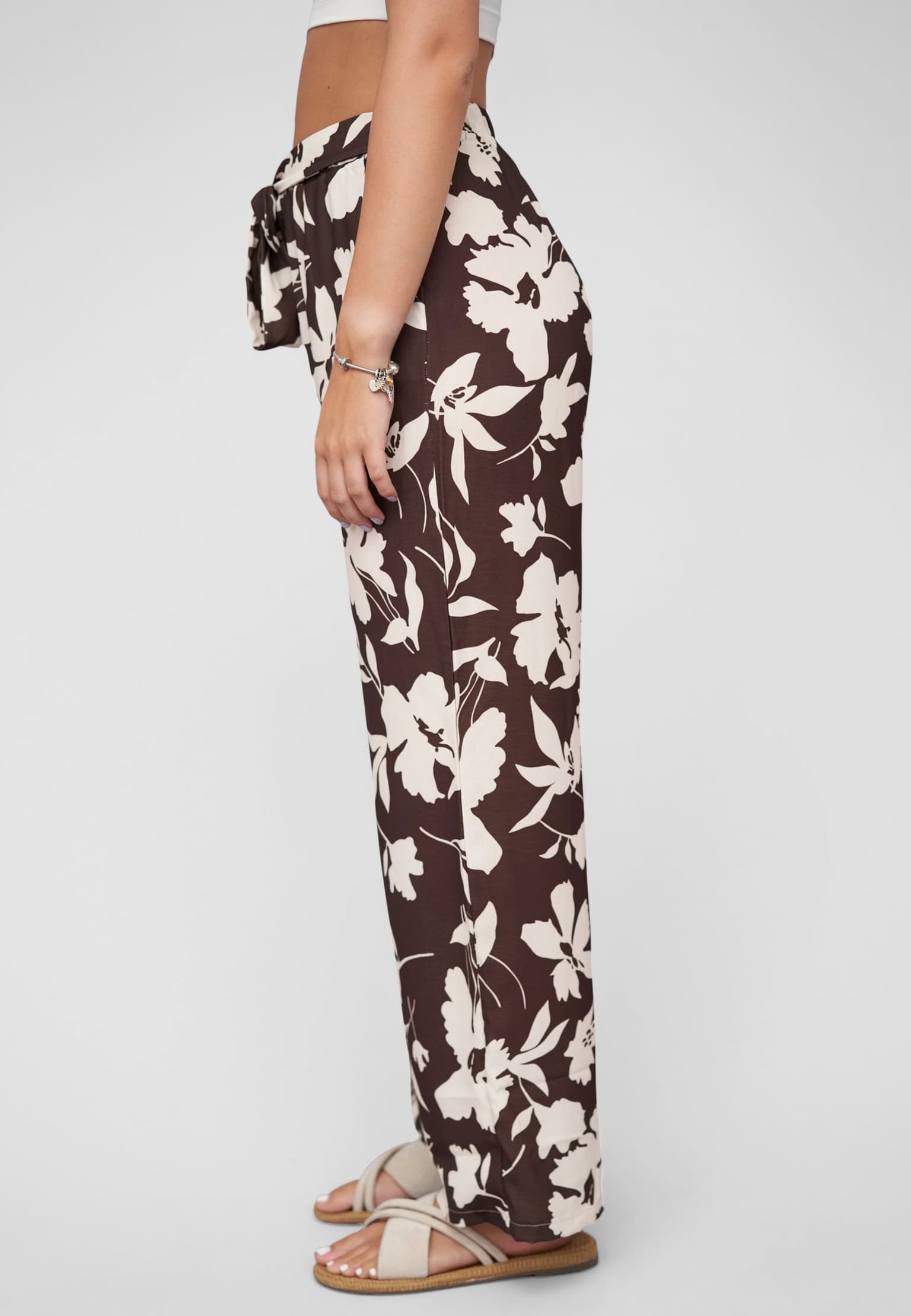 Cloud5ive Pants with tie belt and aop flower print – Bild 3