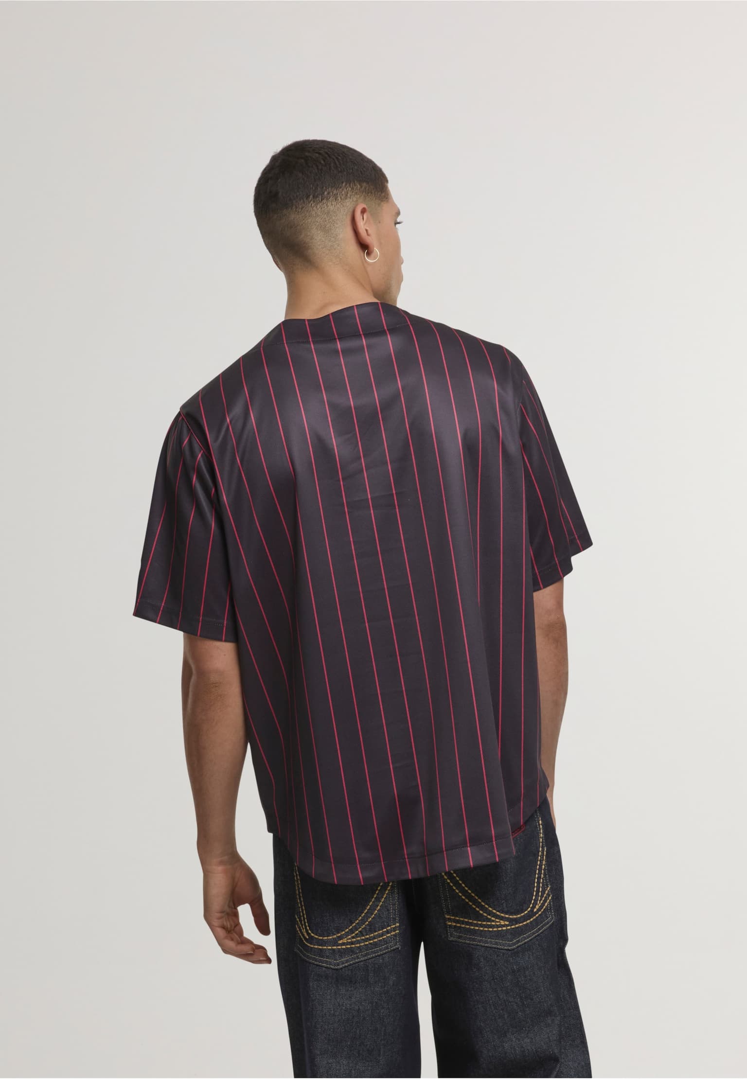 Karl Kani Cursive Varsity Pinstripe Cropped Baseball Jersey – Bild 2