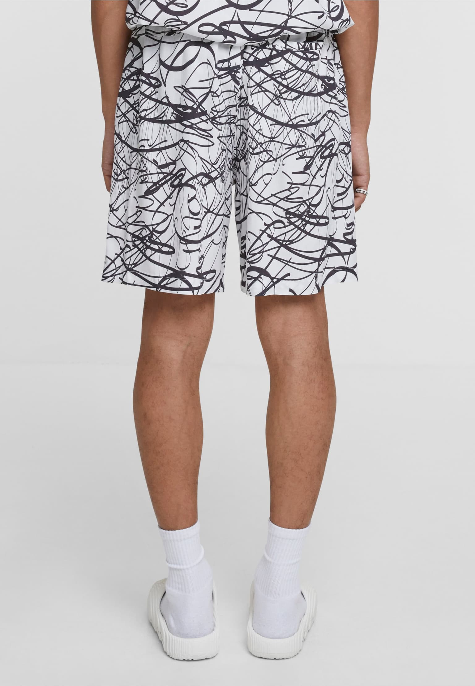 Urban Classics Viscose AOP Resort Short – Bild 2