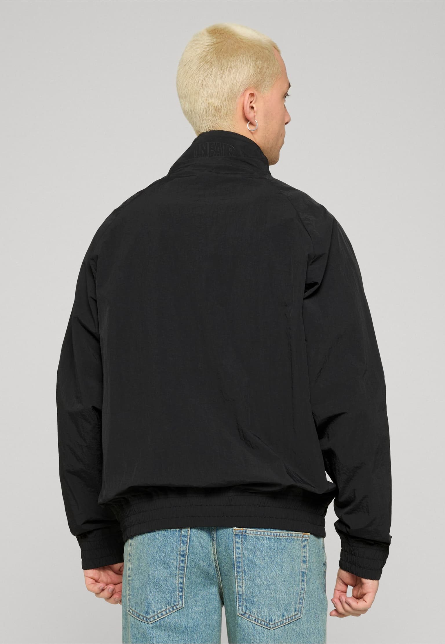 UNFAIR ATHLETICS Curved Crushed Nylon Tracktop – Bild 2