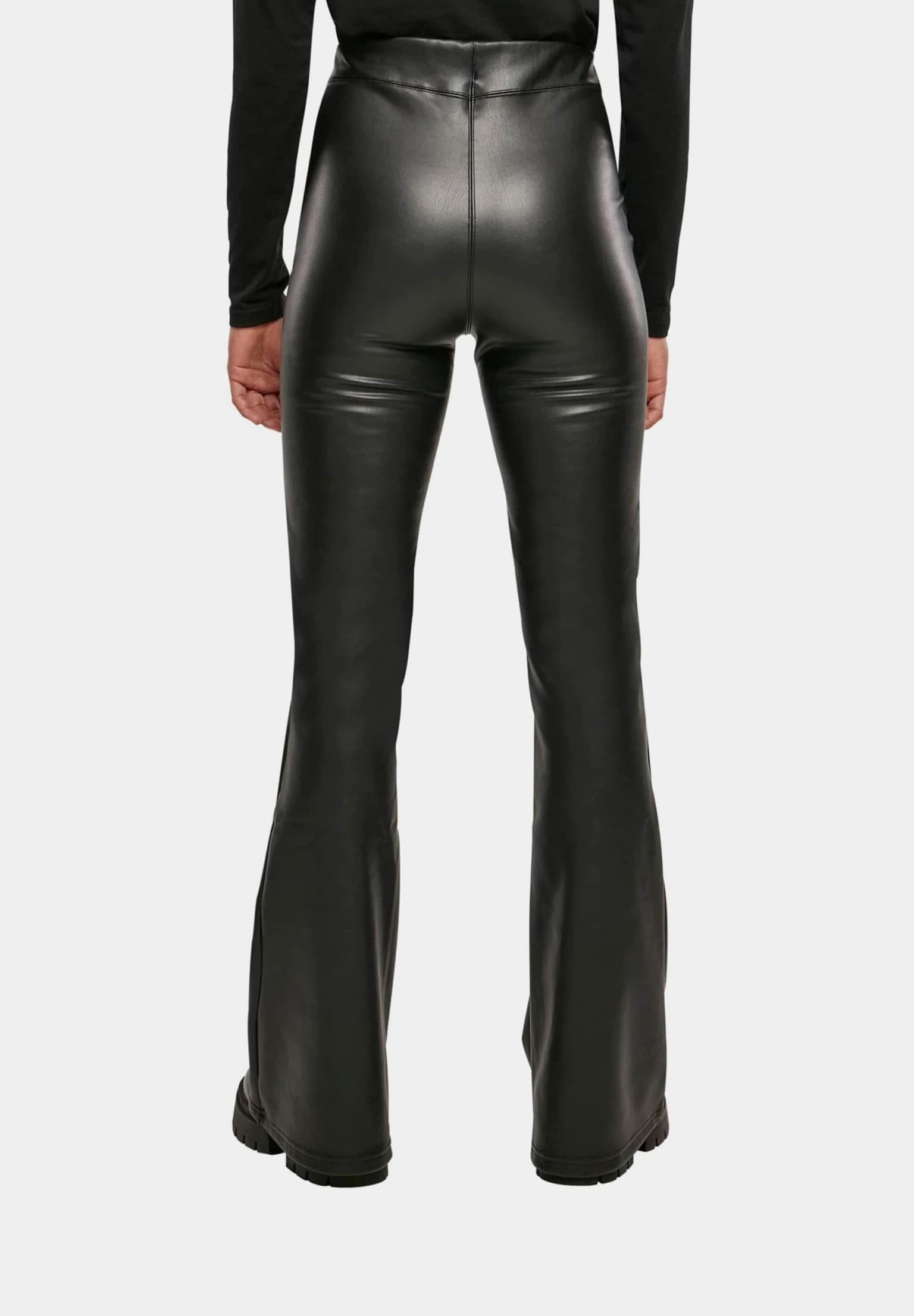 Urban Classics Ladies Synthetic Leather Flared Pants – Bild 2