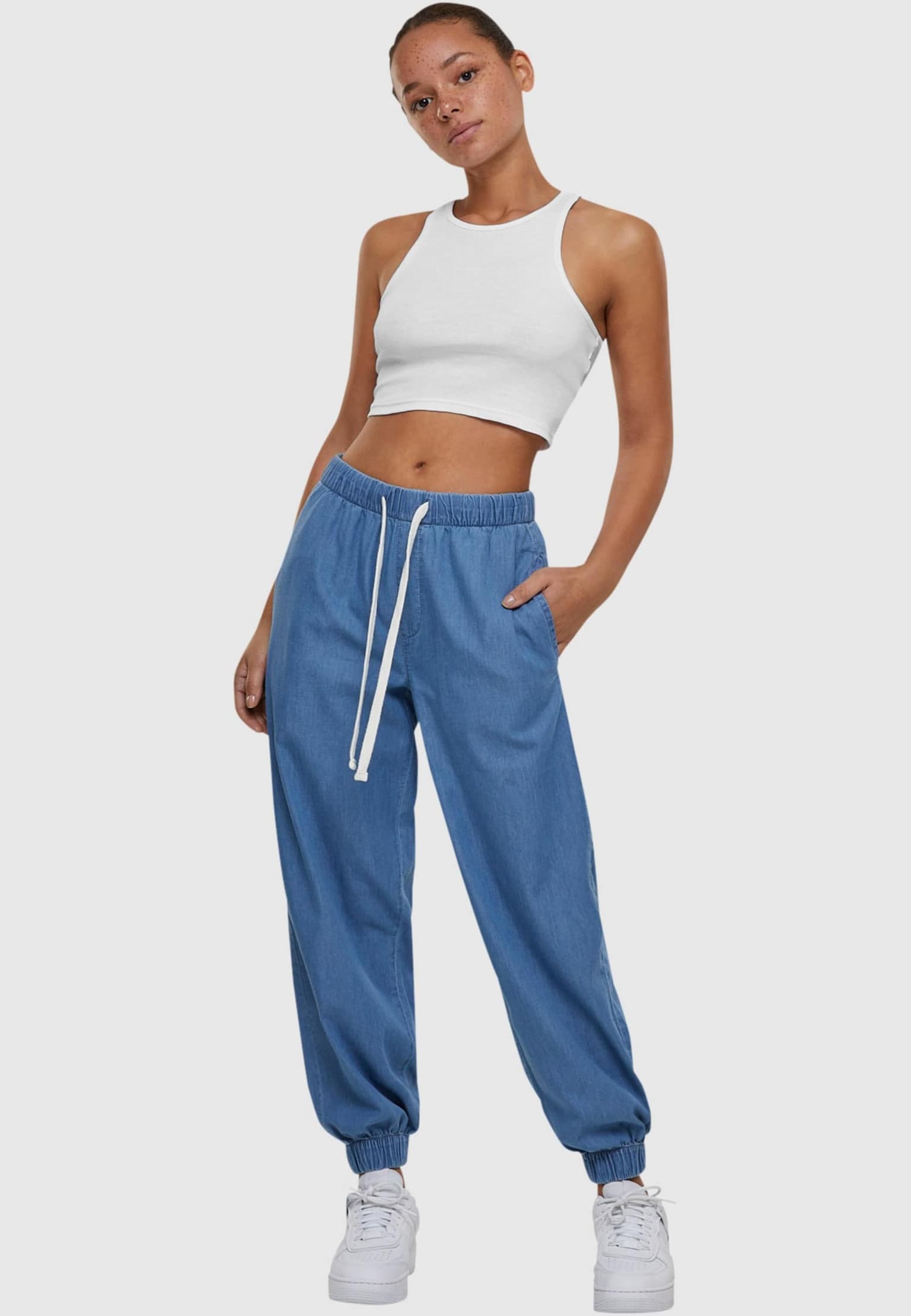 Urban Classics Ladies Light Denim Jogpants – Bild 4