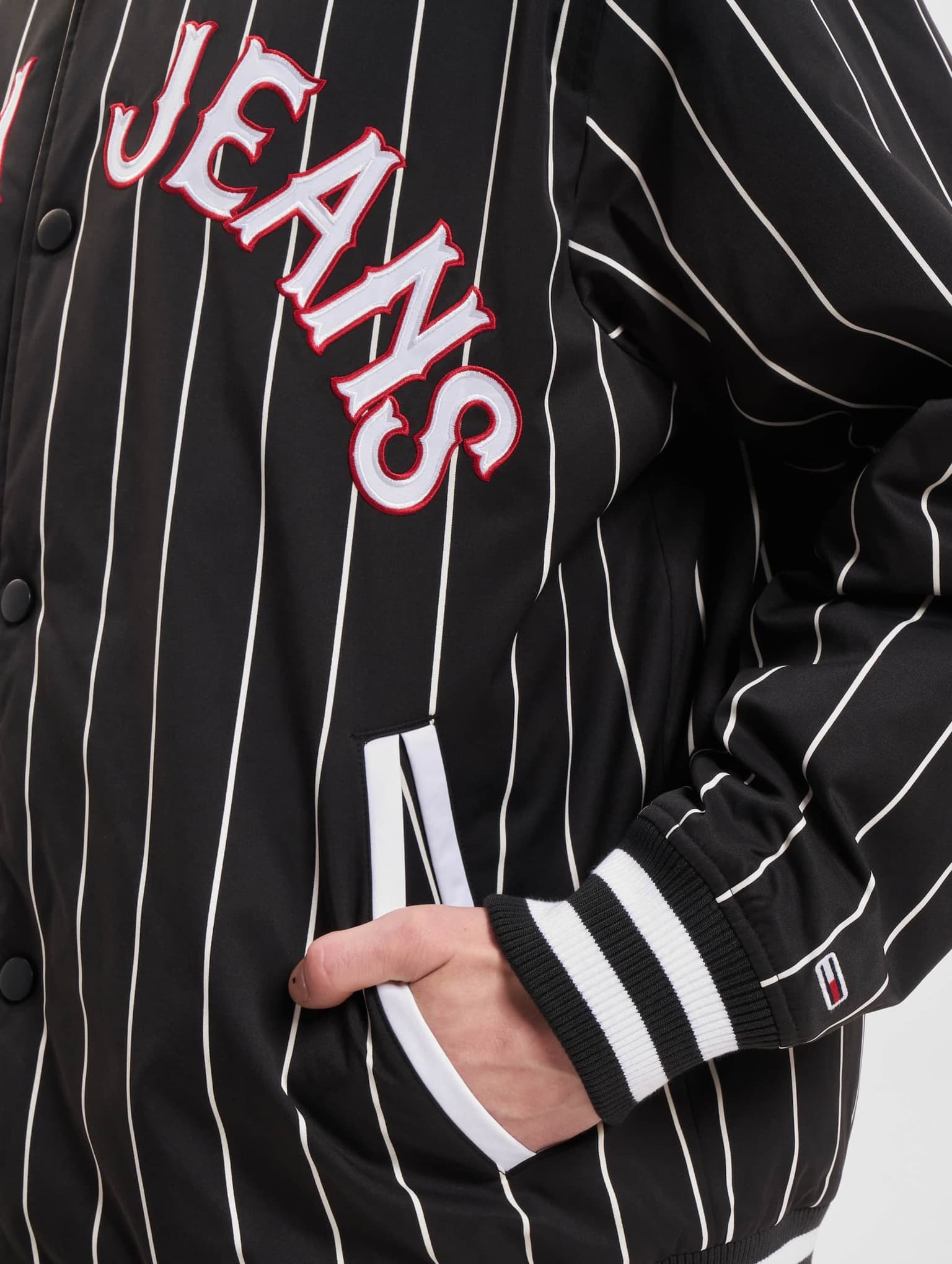 Tommy Jeans Rlx Pinstripe Bomberjacke – Bild 4