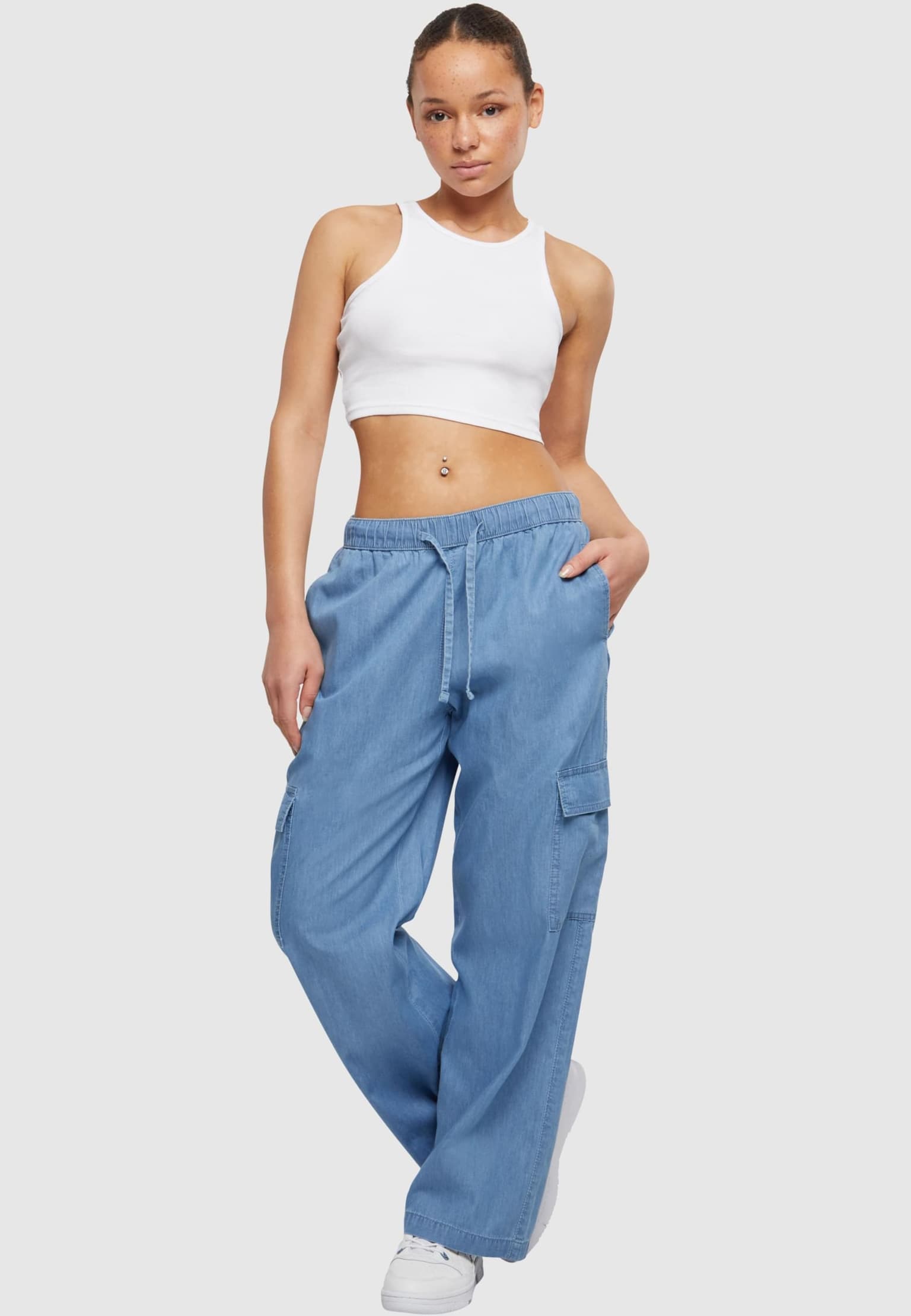 Urban Classics Ladies Light Denim Cargo Pants – Bild 3
