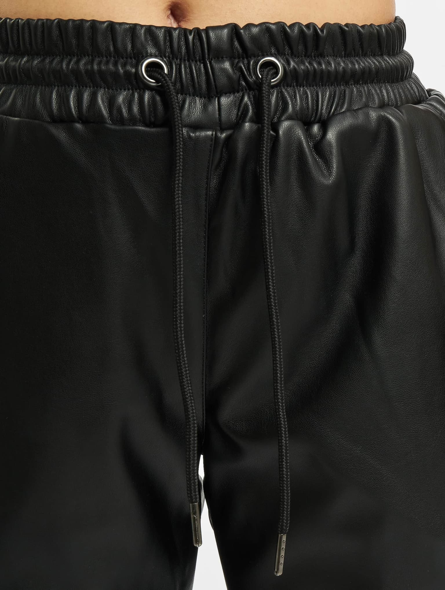 Urban Classics Ladies Faux Leather Cargo Pants – Bild 4