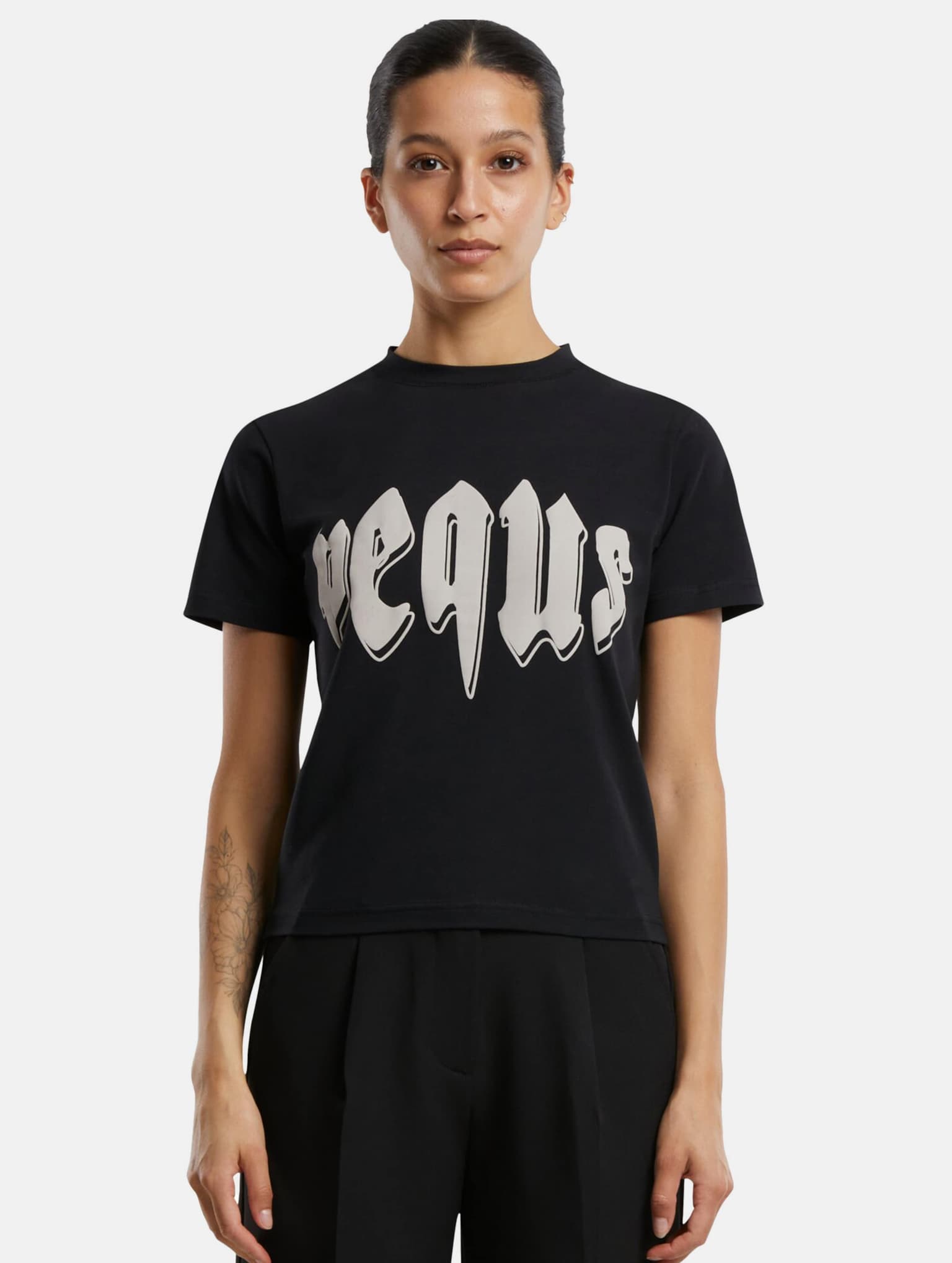 PEQUS Fitted Outlined Mythic Logo T-Shirt – Bild 3