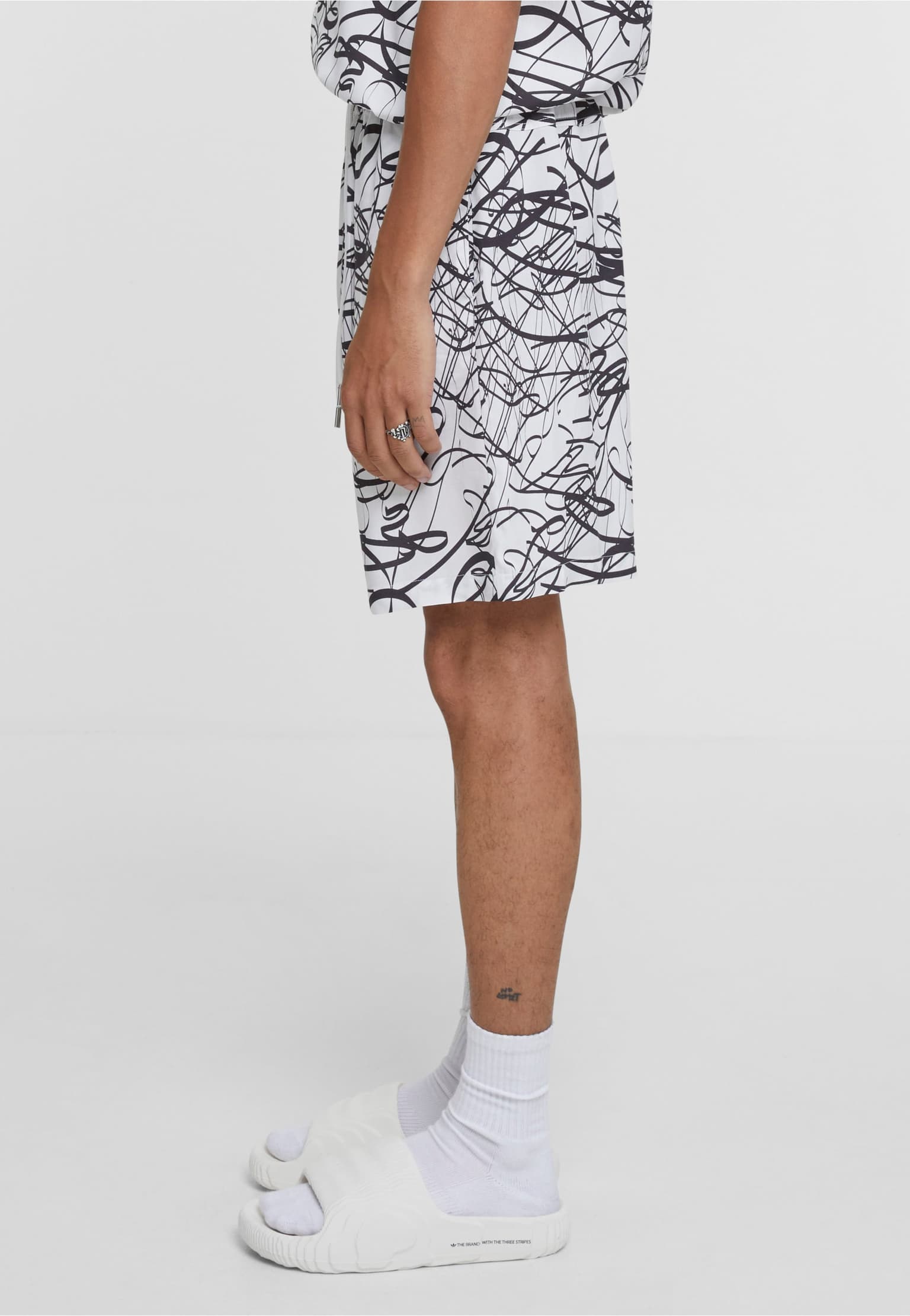 Urban Classics Viscose AOP Resort Short – Bild 3