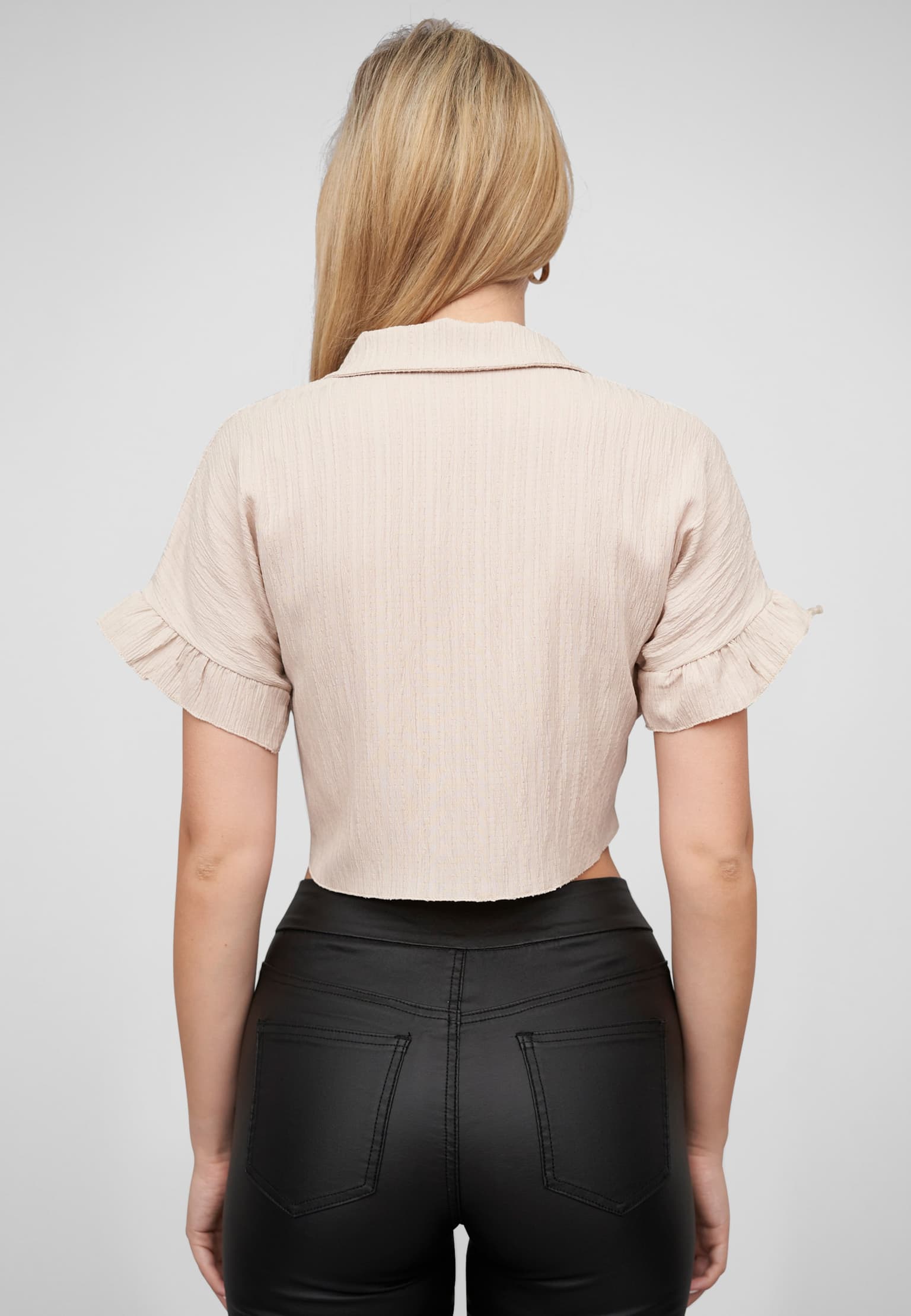 Cloud5ive Crop Bluse mit Knopfleiste und Knoten – Bild 2