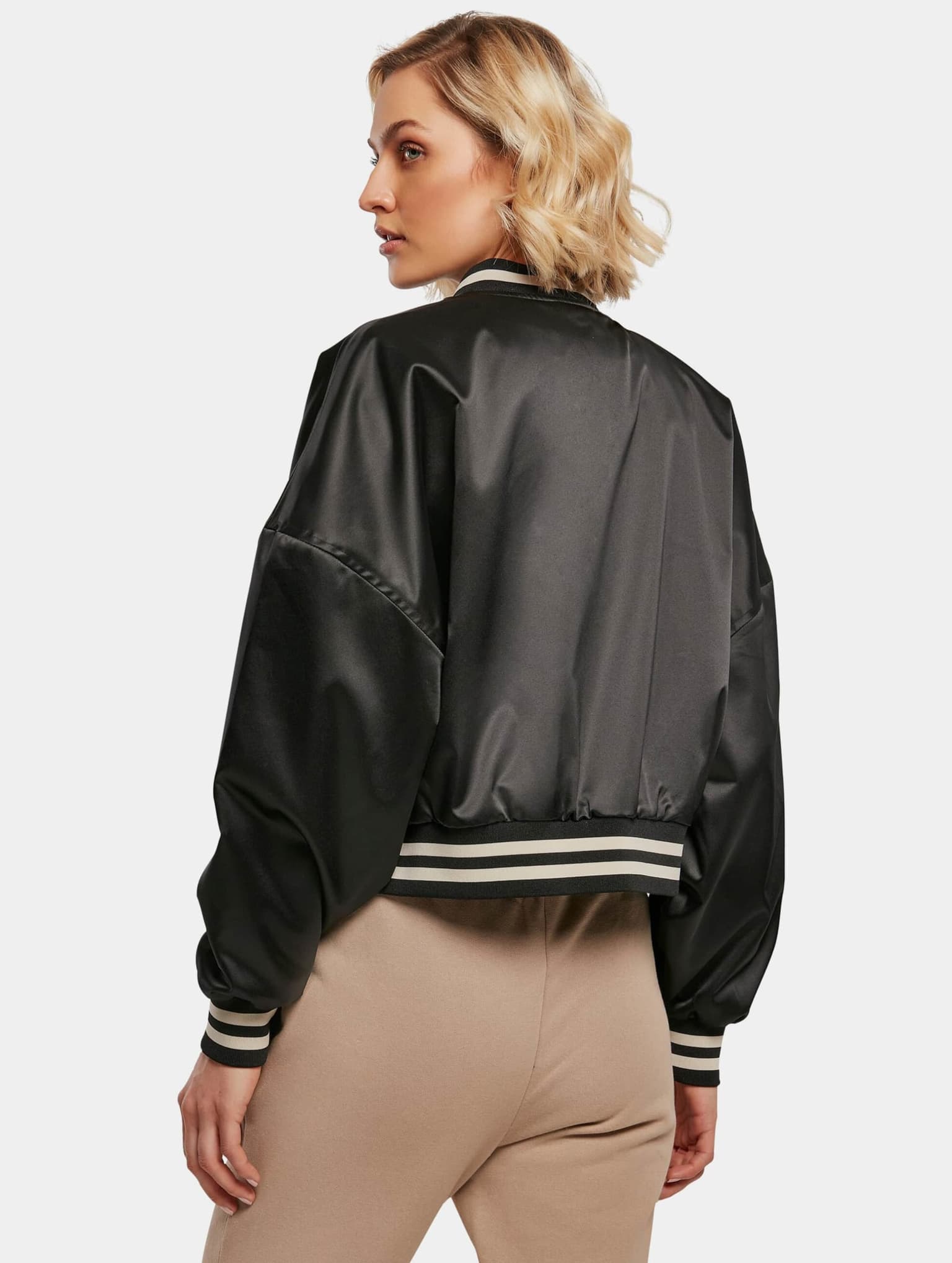 Urban Classics Ladies Short Oversized Satin College Jacket – Bild 2