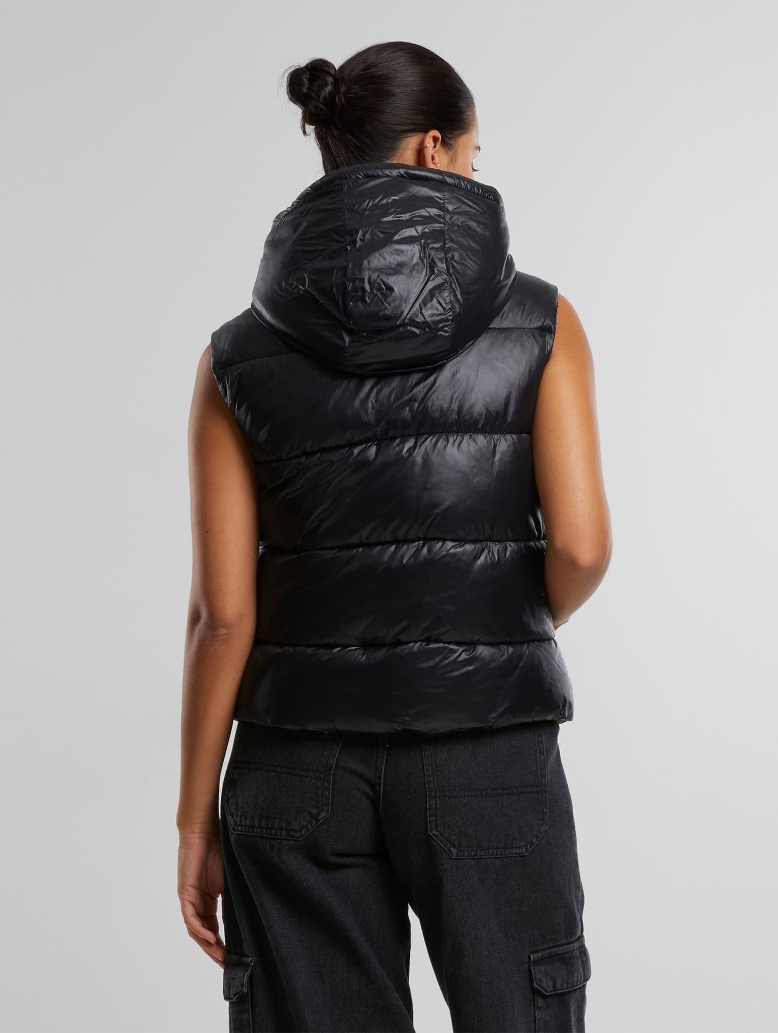 Urban Classics Ladies Essentials Shiny Puffer Vest with Hood – Bild 2