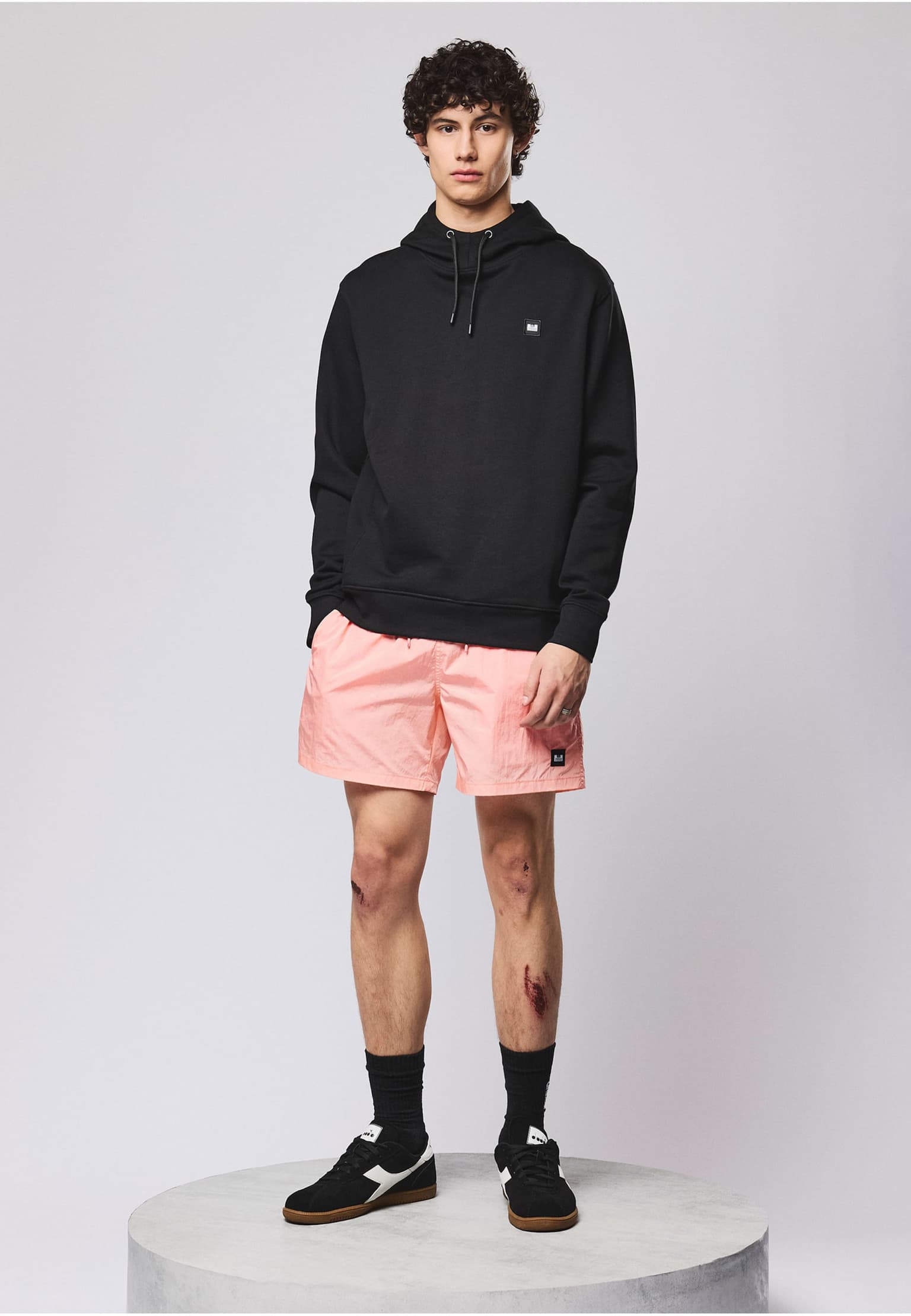 Weekend Offender RIBBE BADGE HOODIE – Bild 3