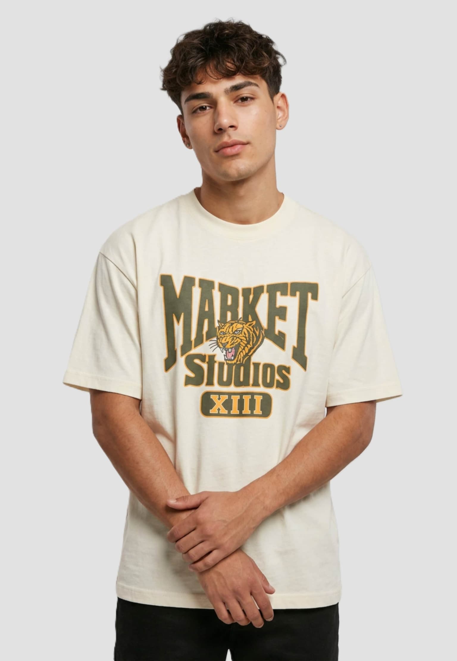 MARKET STUDIOS T-SHIRT