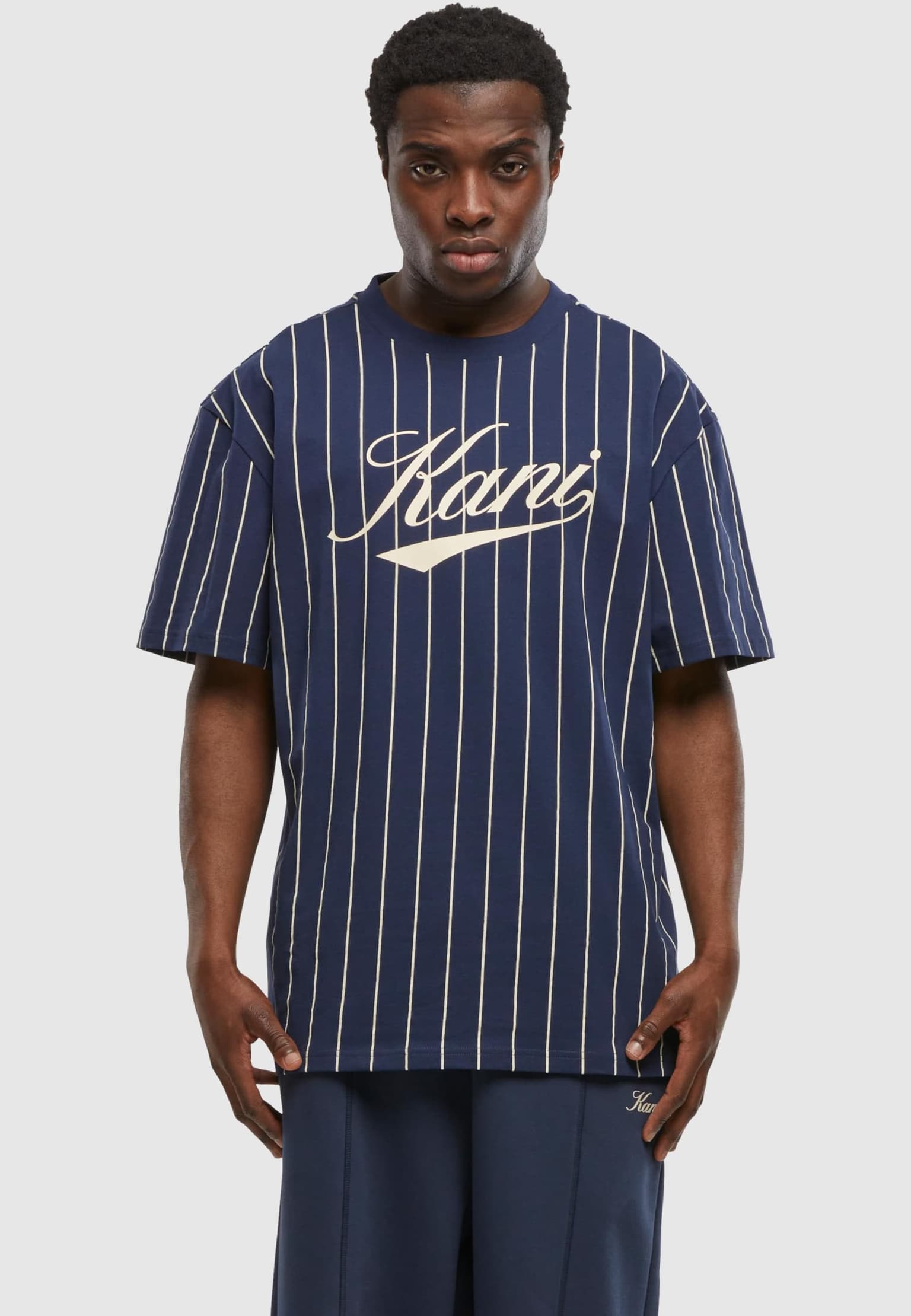 Karl Kani Cursive Varsity Pinstripe T-Shirt – Bild 3