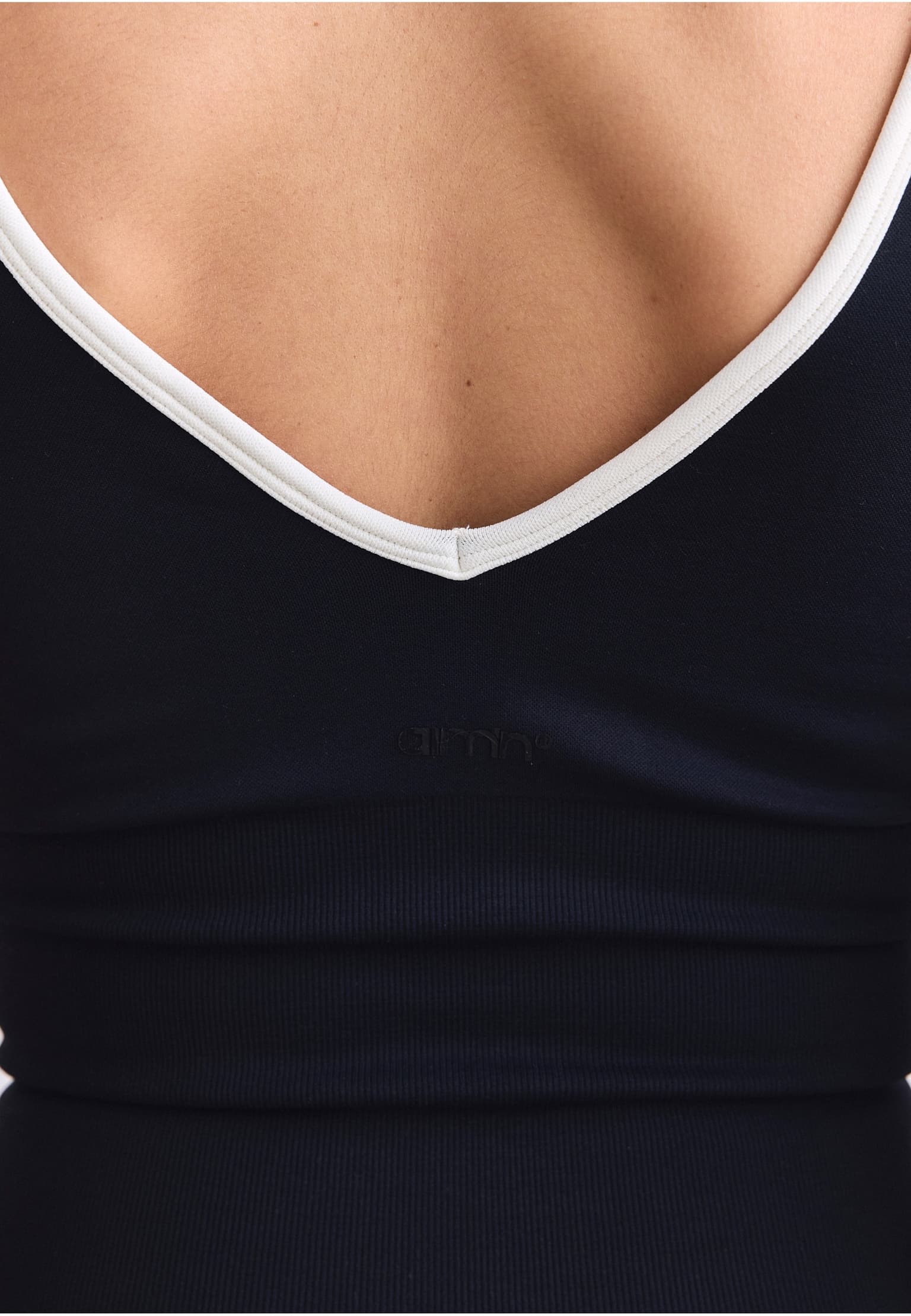 aimn Shape Seamless Deep Cut Singlet – Bild 3