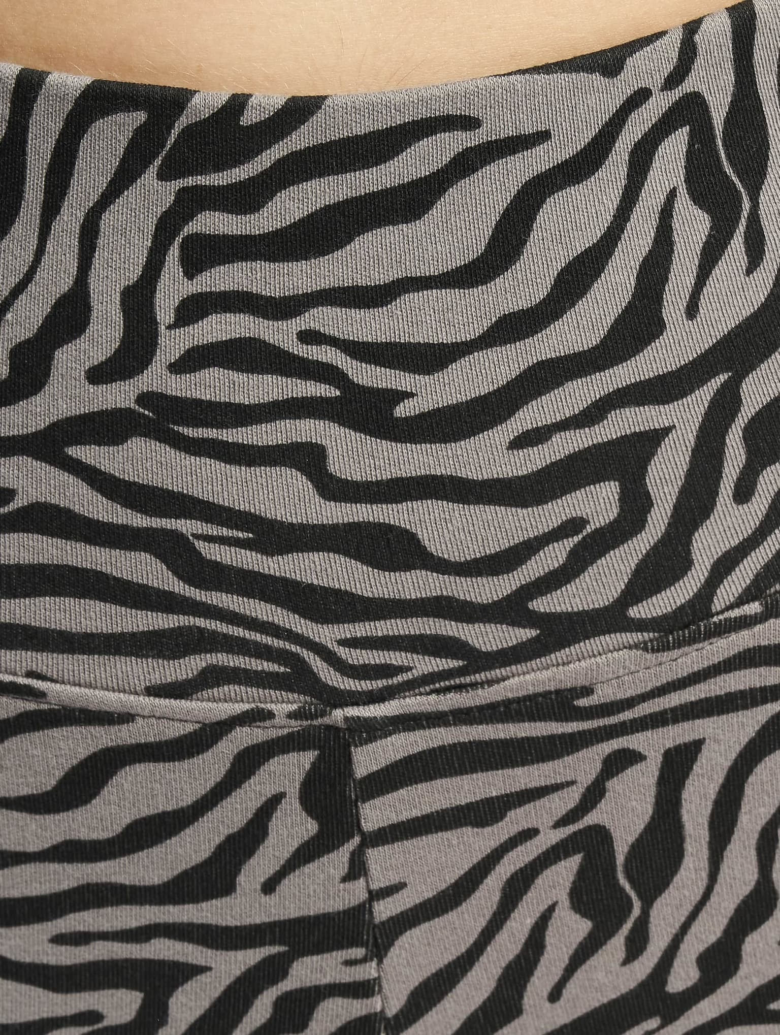 Urban Classics Ladies High Waist Zebra Boot Cut Leggings – Bild 4