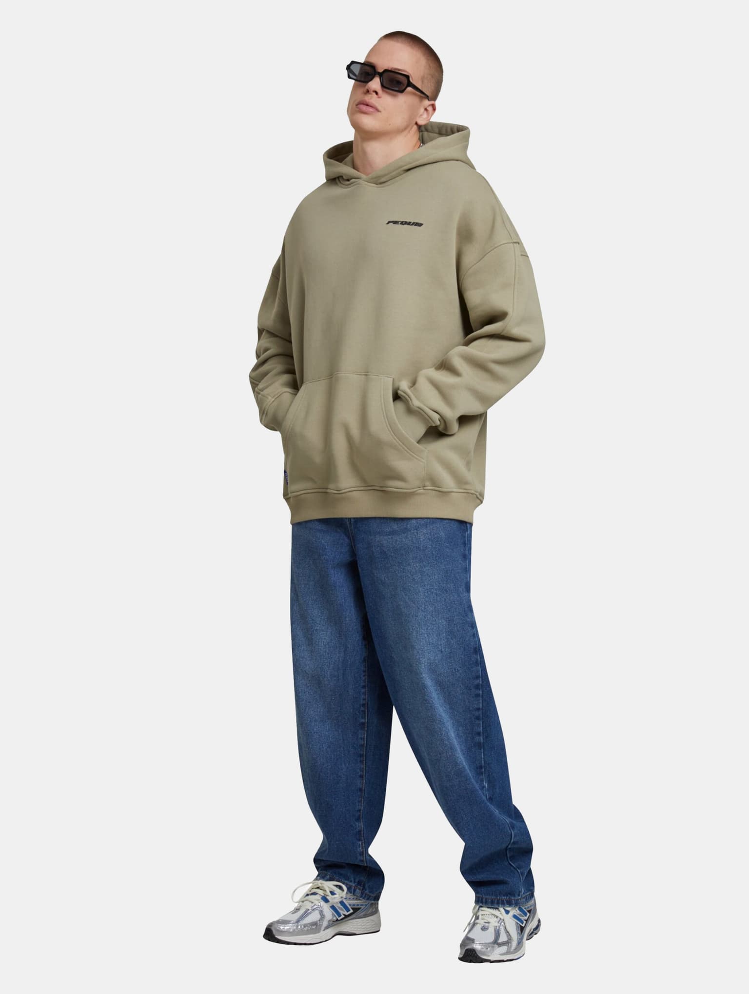 PEQUS Plágia Chest Logo Hoodie – Bild 4