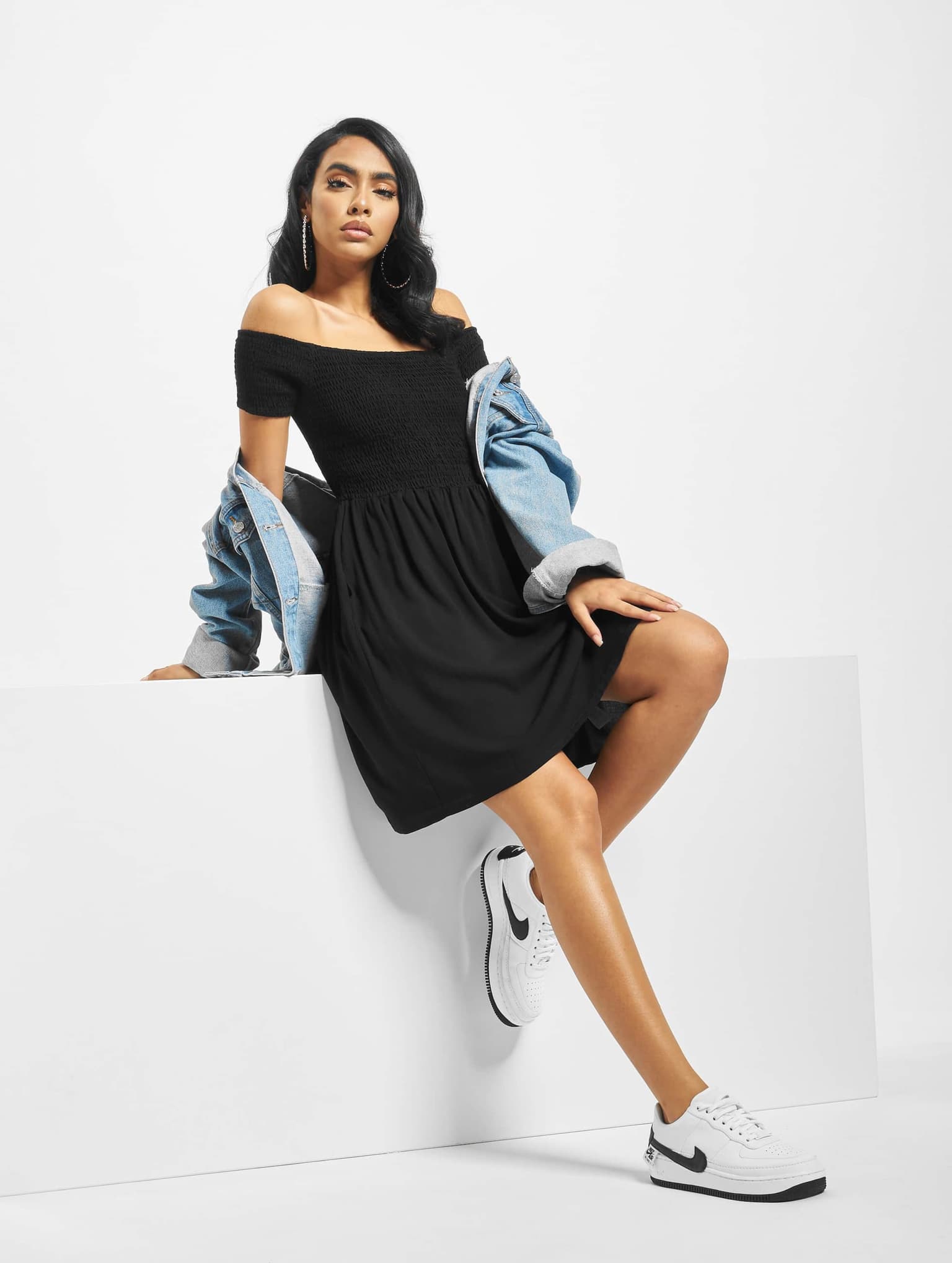 Urban Classics Ladies Smoked Off Shoulder Dress – Bild 4