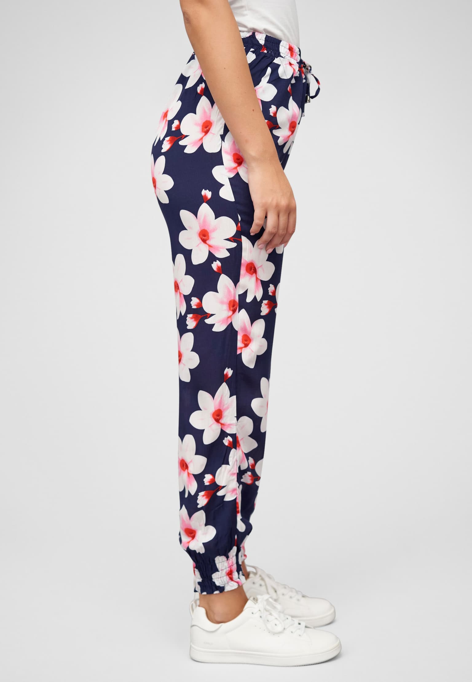 Cloud5ive Viskose Hose mit Bündchen 2-Pockets & Big Flowers – Bild 4