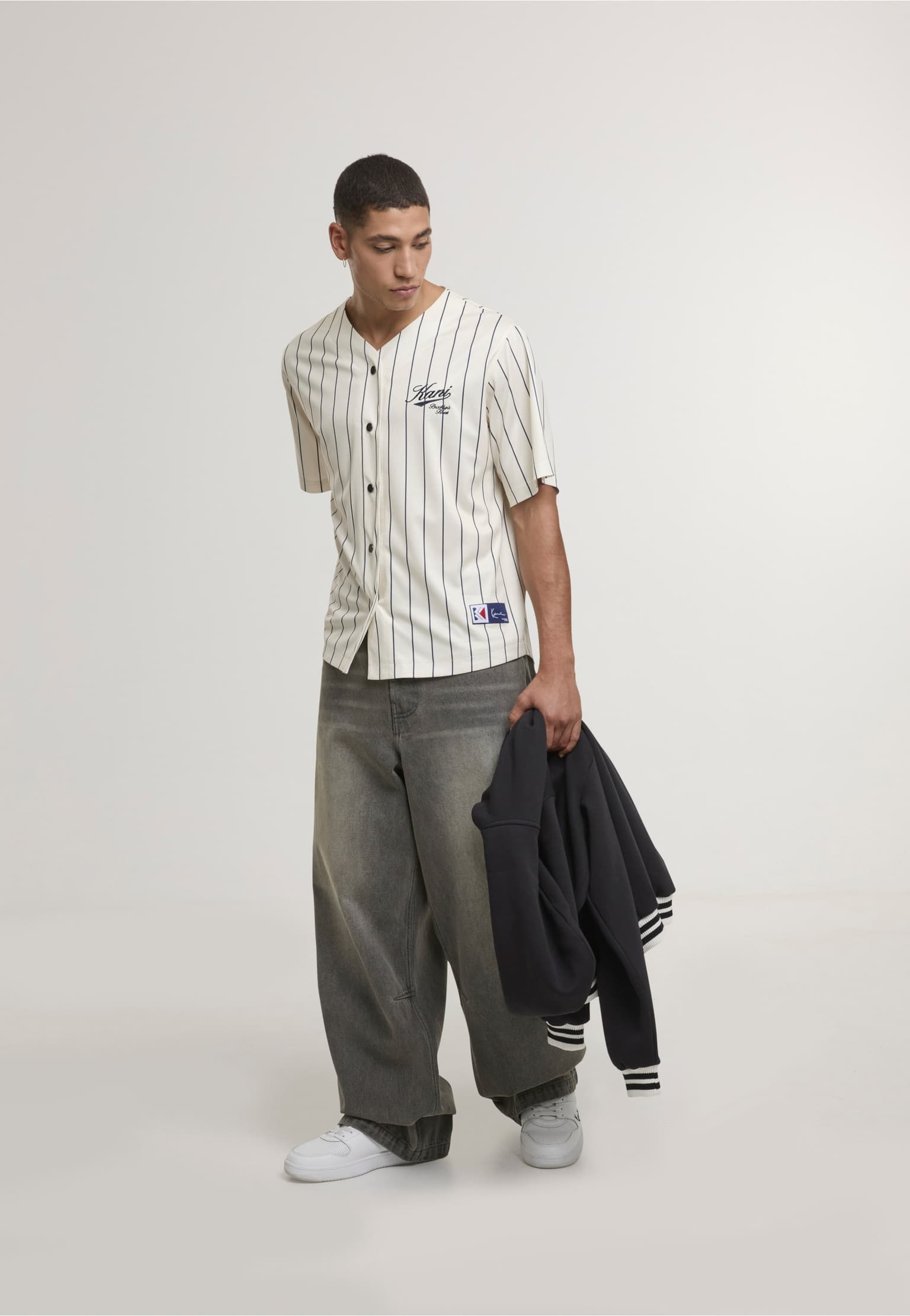 Karl Kani Cursive Varsity Pinstripe Cropped Baseball Jersey – Bild 3