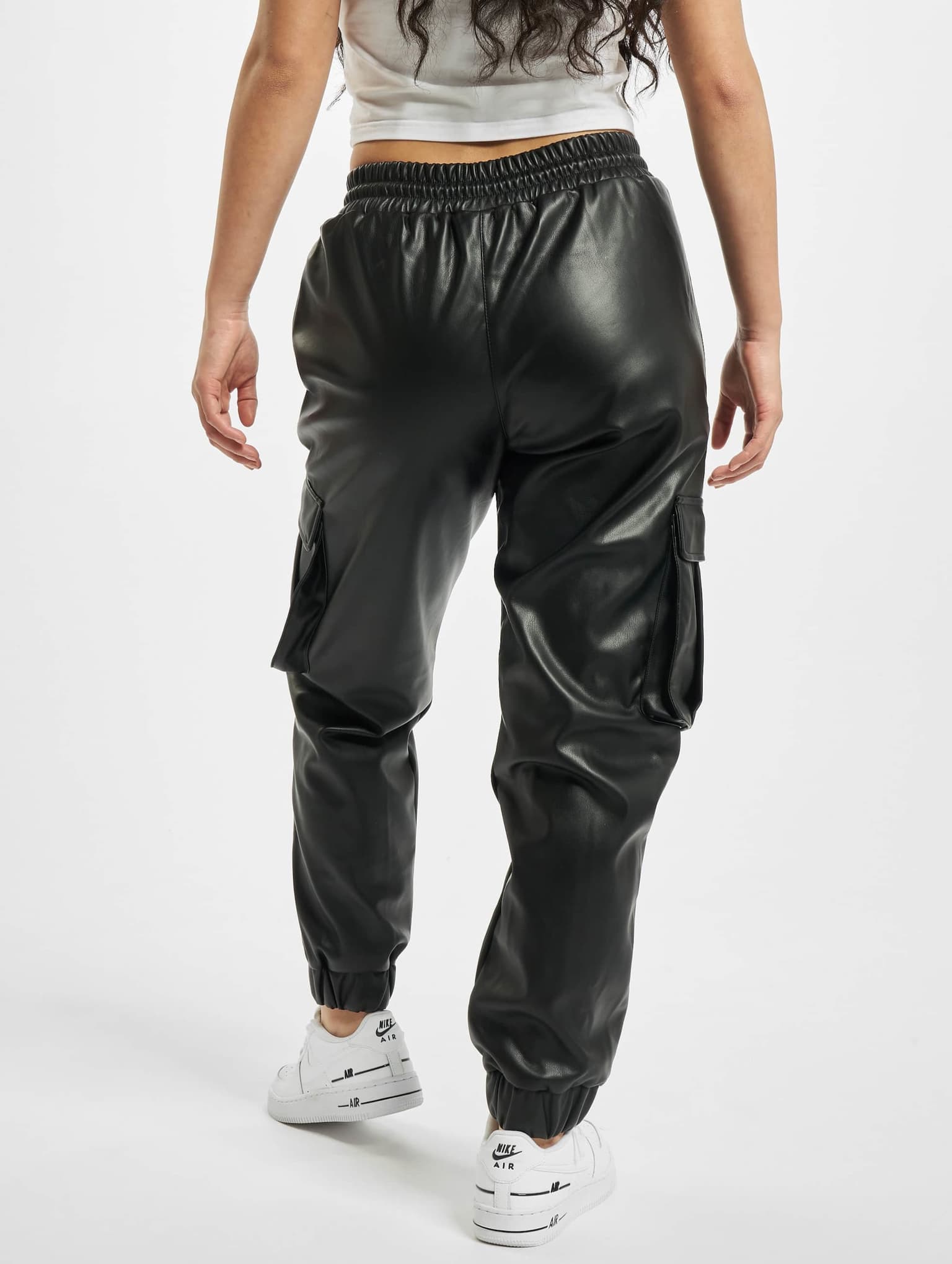 Urban Classics Ladies Faux Leather Cargo Pants – Bild 2
