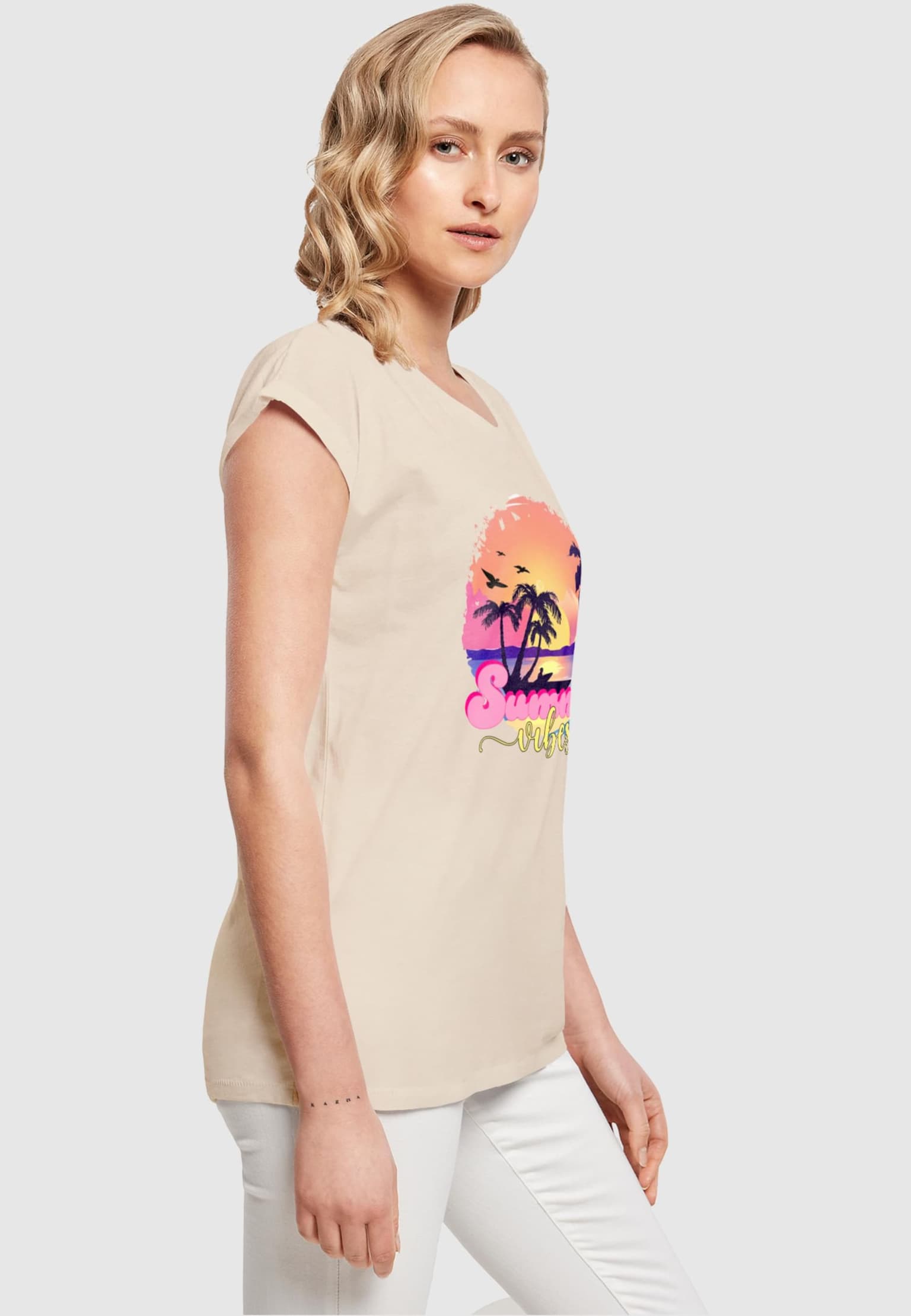 Merchcode Ladies Summer Vibes Sunset Extended Shoulder Tee – Bild 4