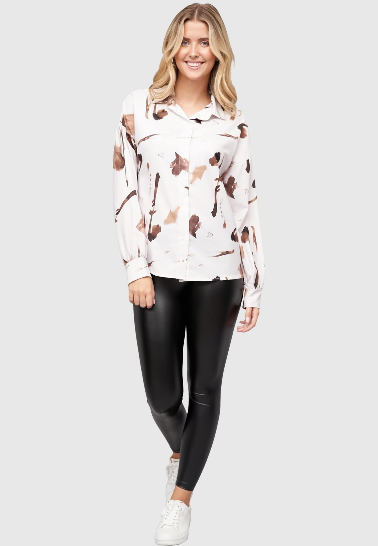Cloud5ive Langarm Bluse mit Knopfleiste und All Over Abstrakt Print – Bild 3