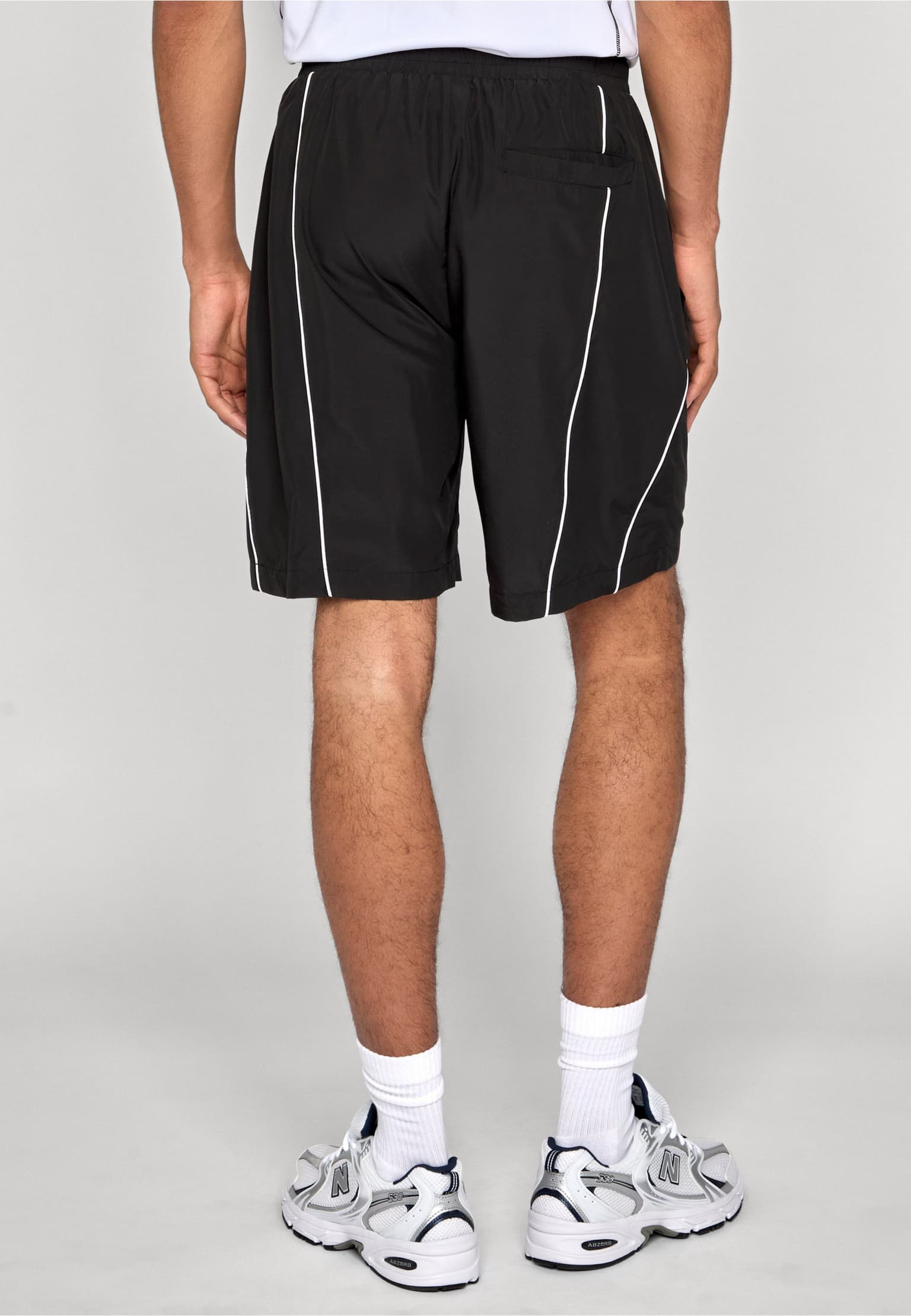 Urban Classics Piping Track Short – Bild 2