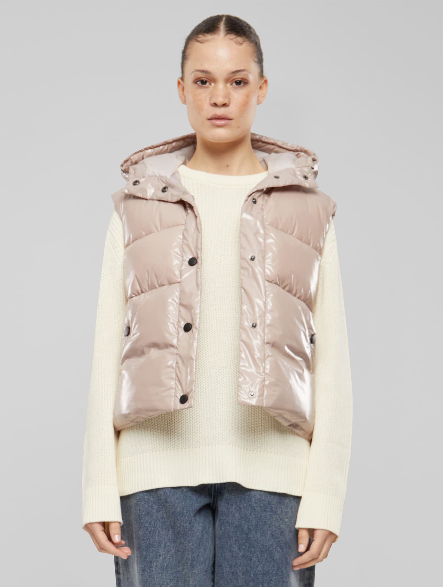 Urban Classics Ladies Essentials Shiny Puffer Vest with Hood – Bild 3