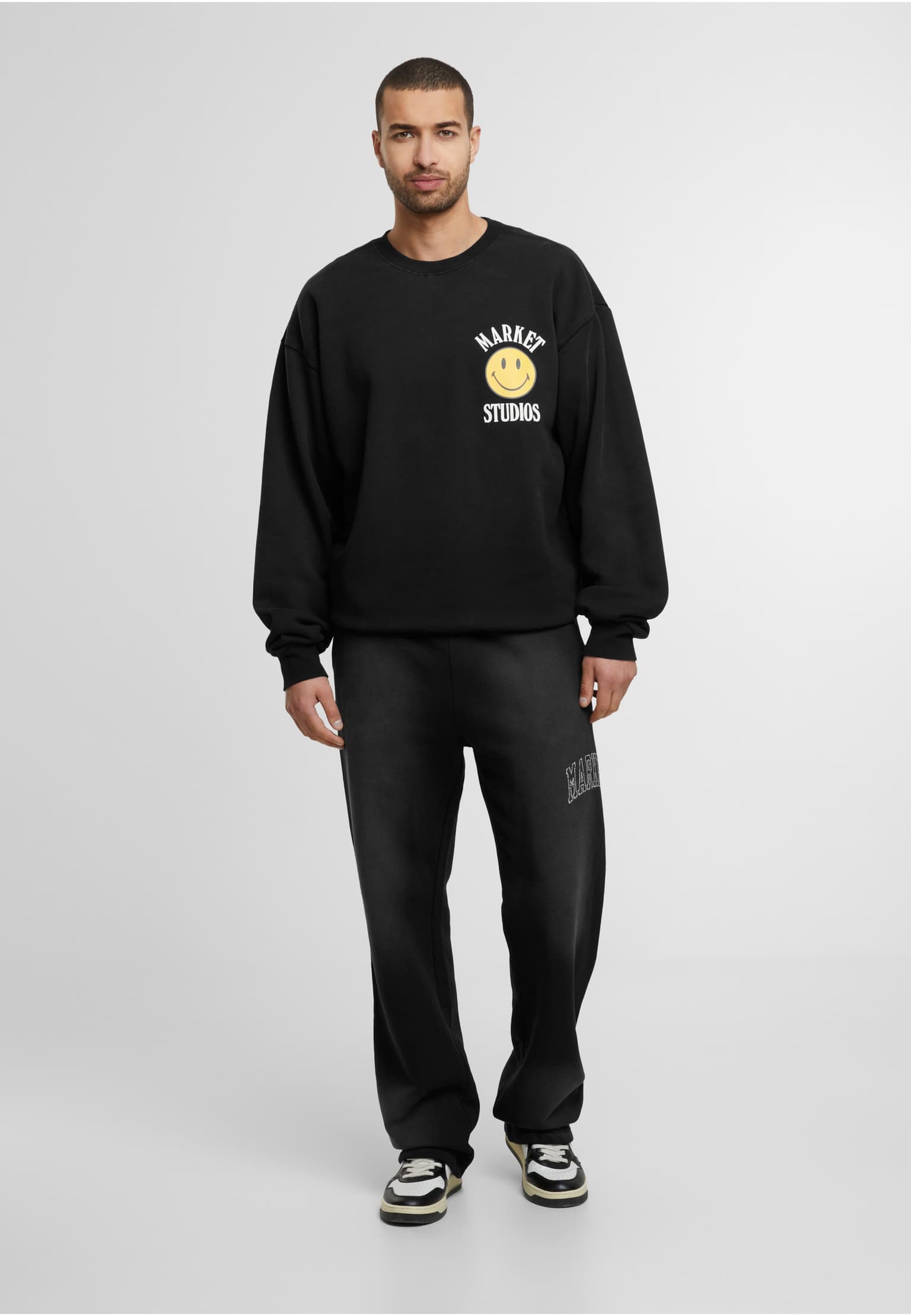 Market Studios SMILEY LOCKUP CREWNECK – Bild 3