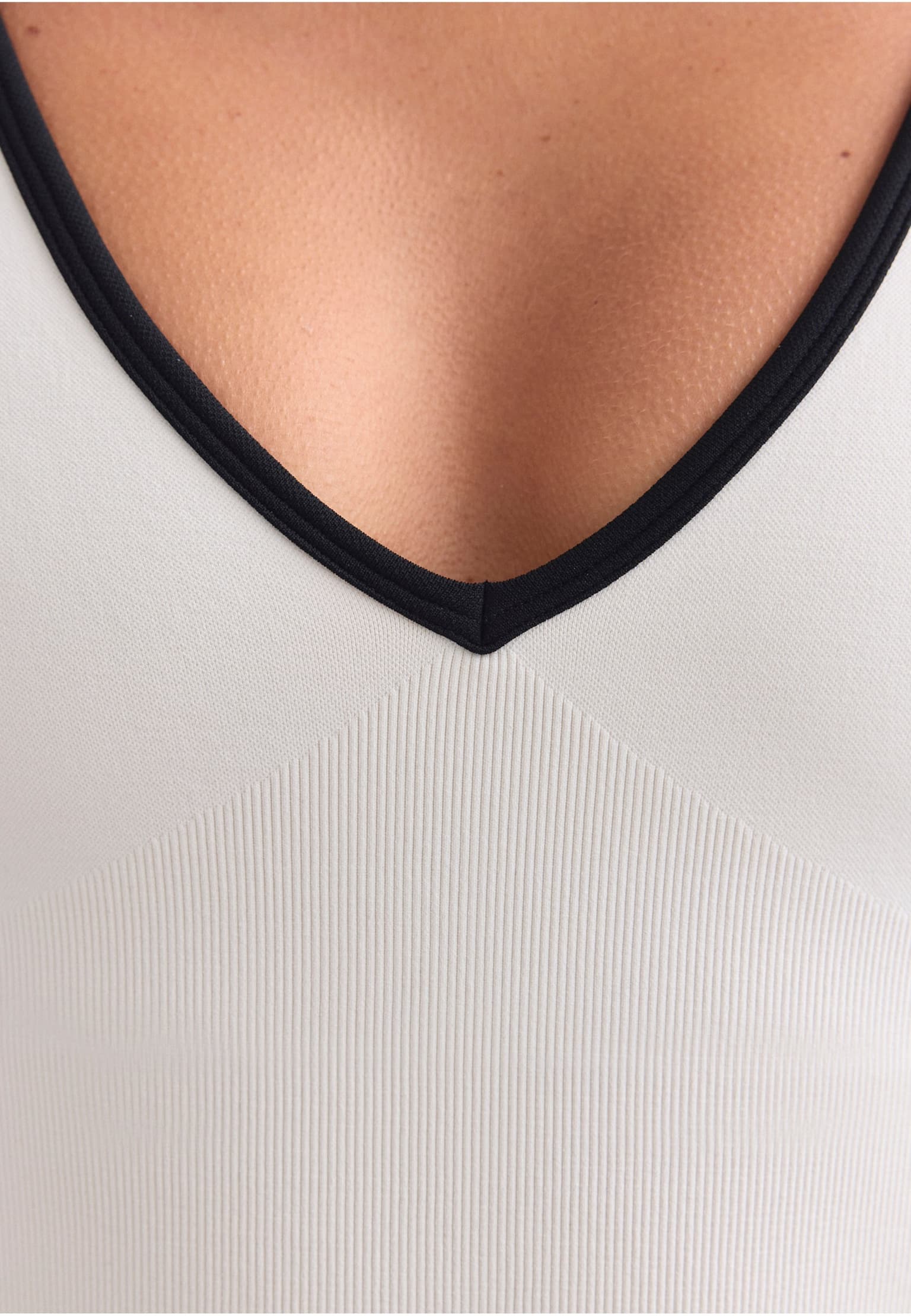 aimn Shape Seamless Deep Cut Singlet – Bild 3
