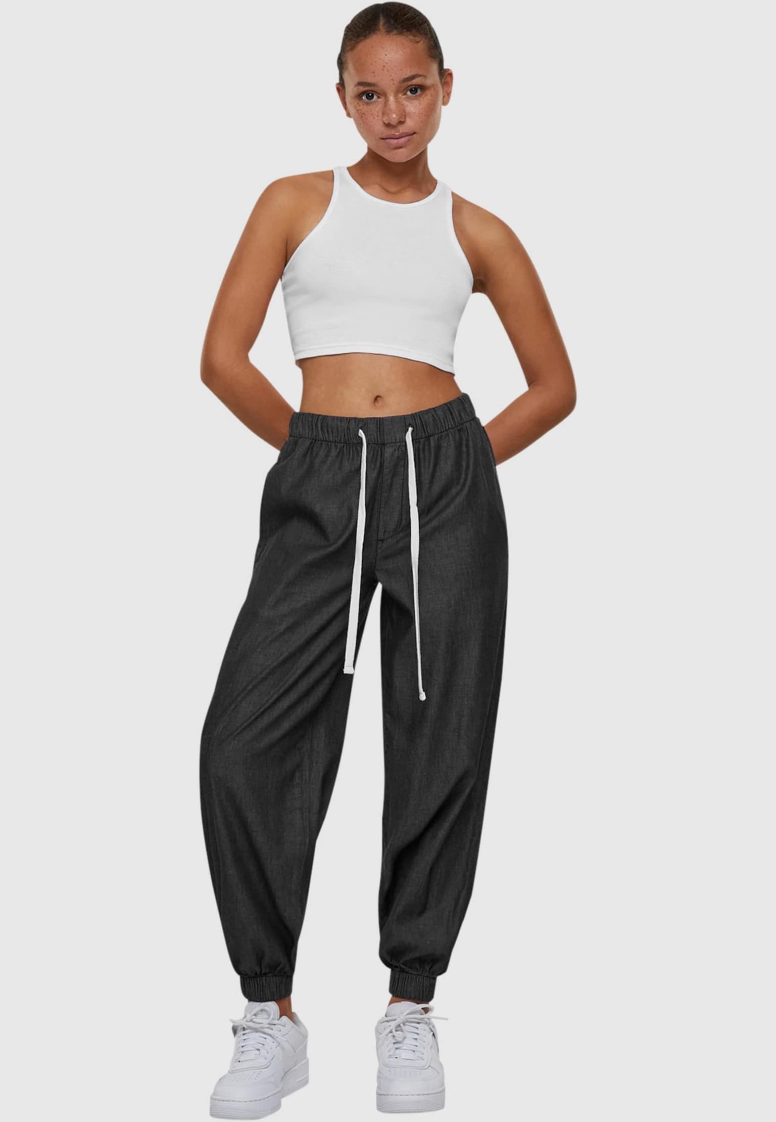 Urban Classics Ladies Light Denim Jogpants – Bild 4