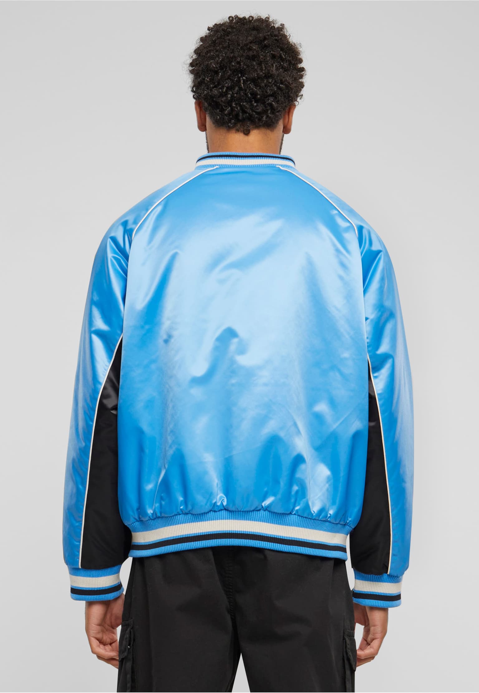 FM241-012-1 Fubu Varsity Satin Raglan Bomber Jacket – Bild 2
