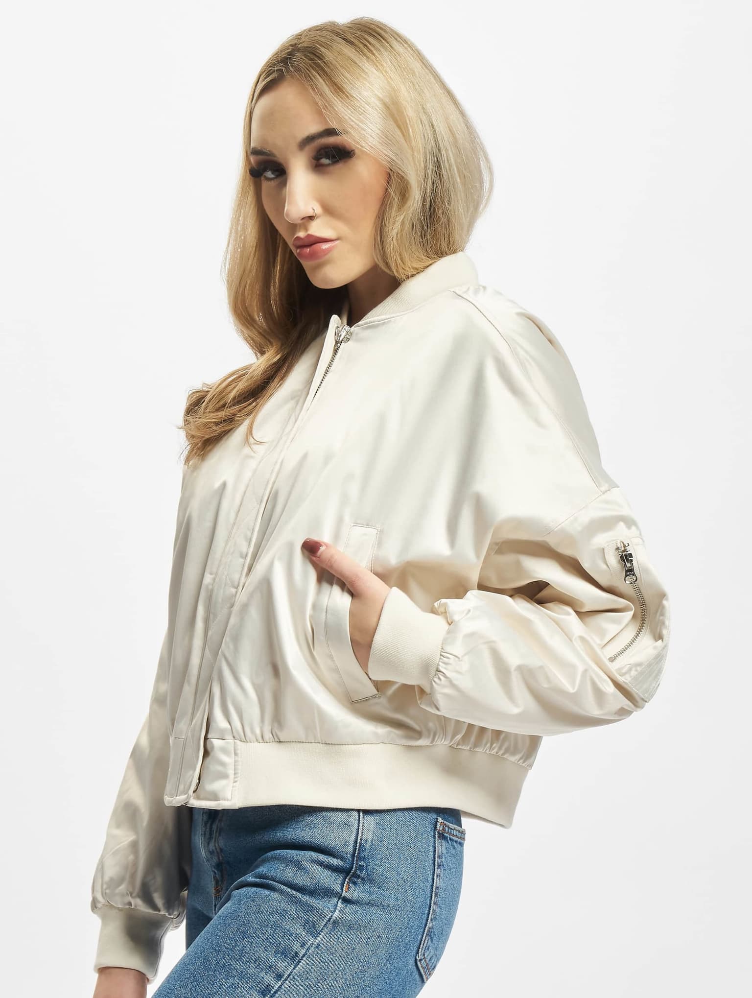 Urban Classics Ladies Short Oversized Satin Bomber Jacket – Bild 3