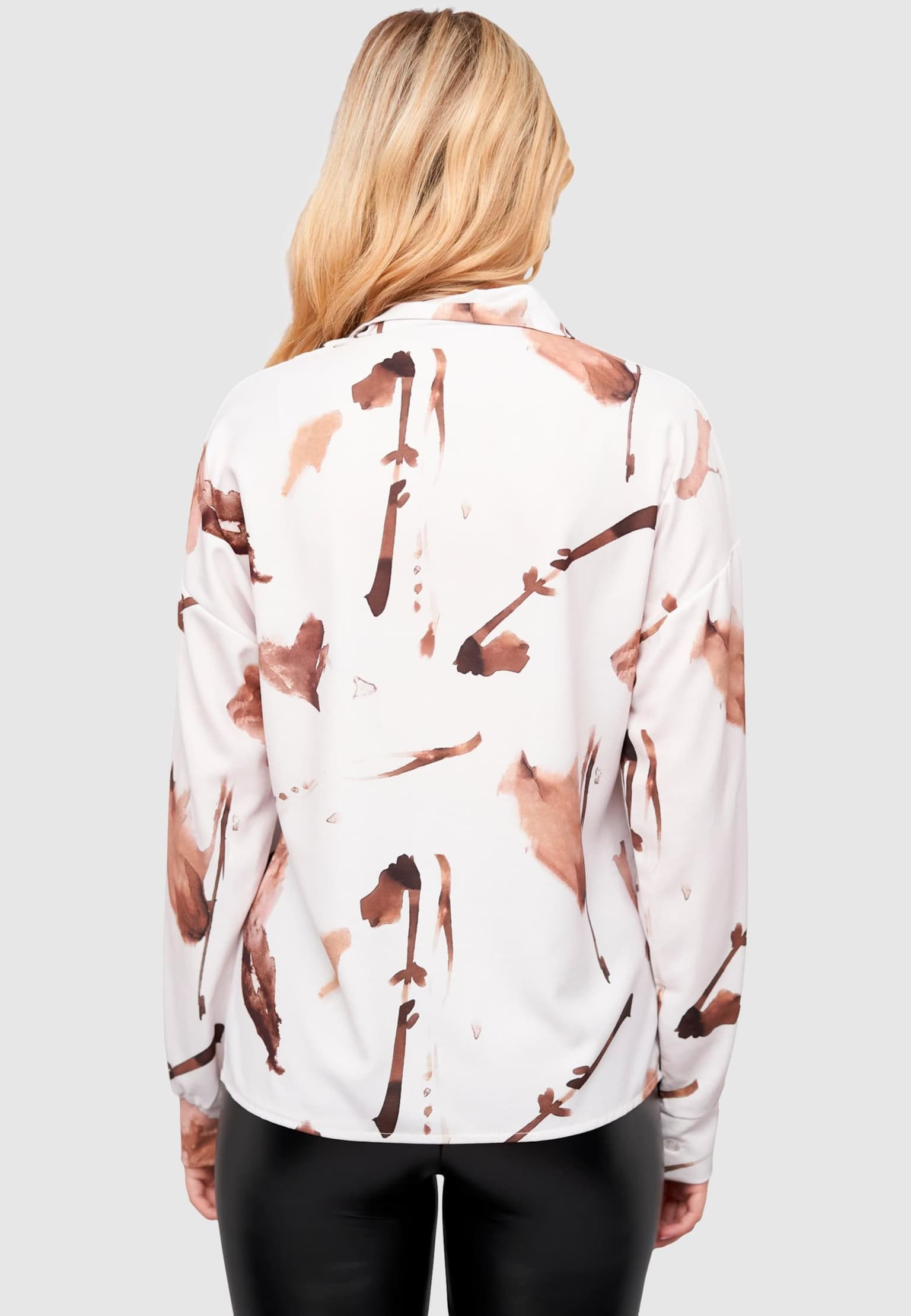 Cloud5ive Langarm Bluse mit Knopfleiste und All Over Abstrakt Print – Bild 2