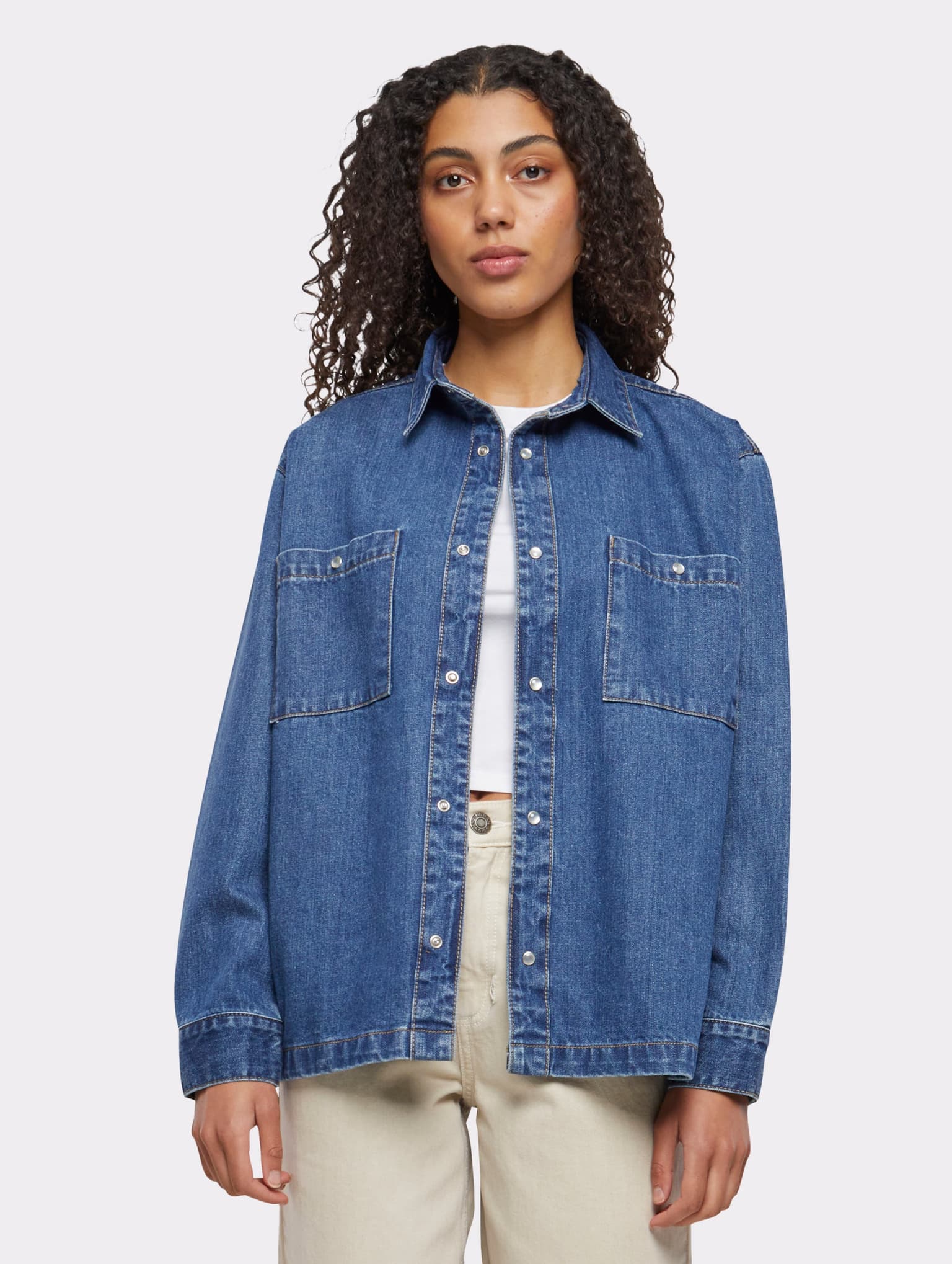 Urban Classics Ladies Oversized Denim Shirt – Bild 3